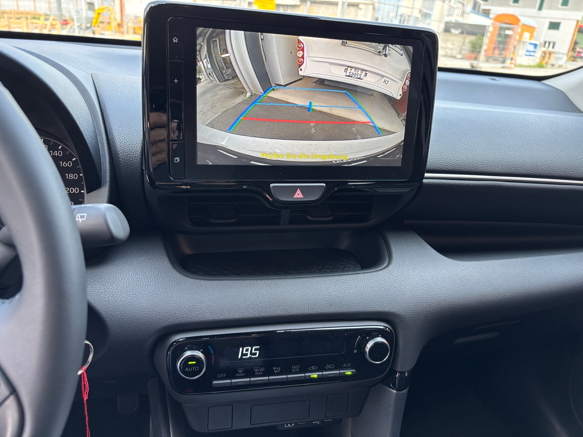 TOYOTA Yaris 1.5 Comfort e-CVT-image-9
