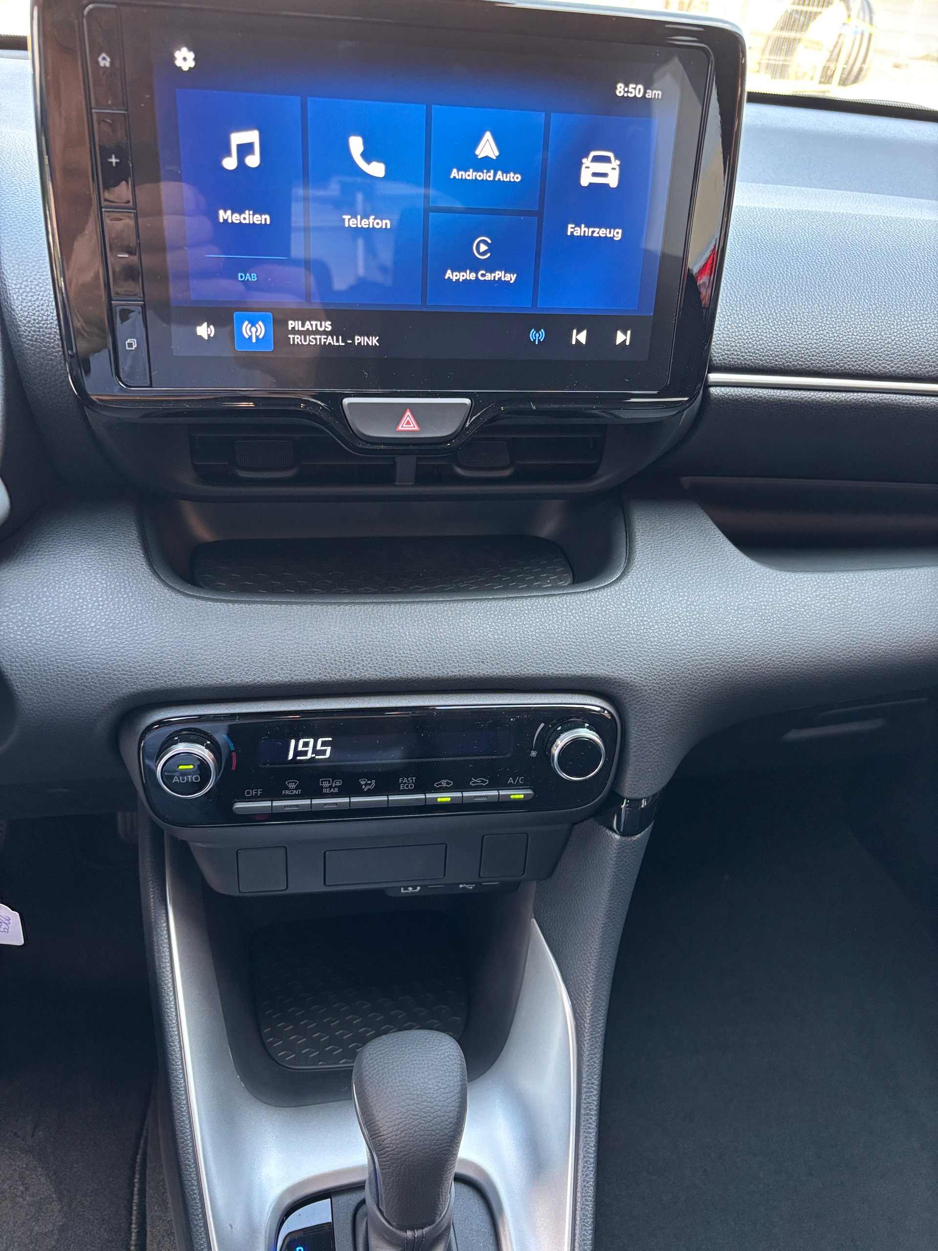 TOYOTA Yaris 1.5 Comfort e-CVT-image-11