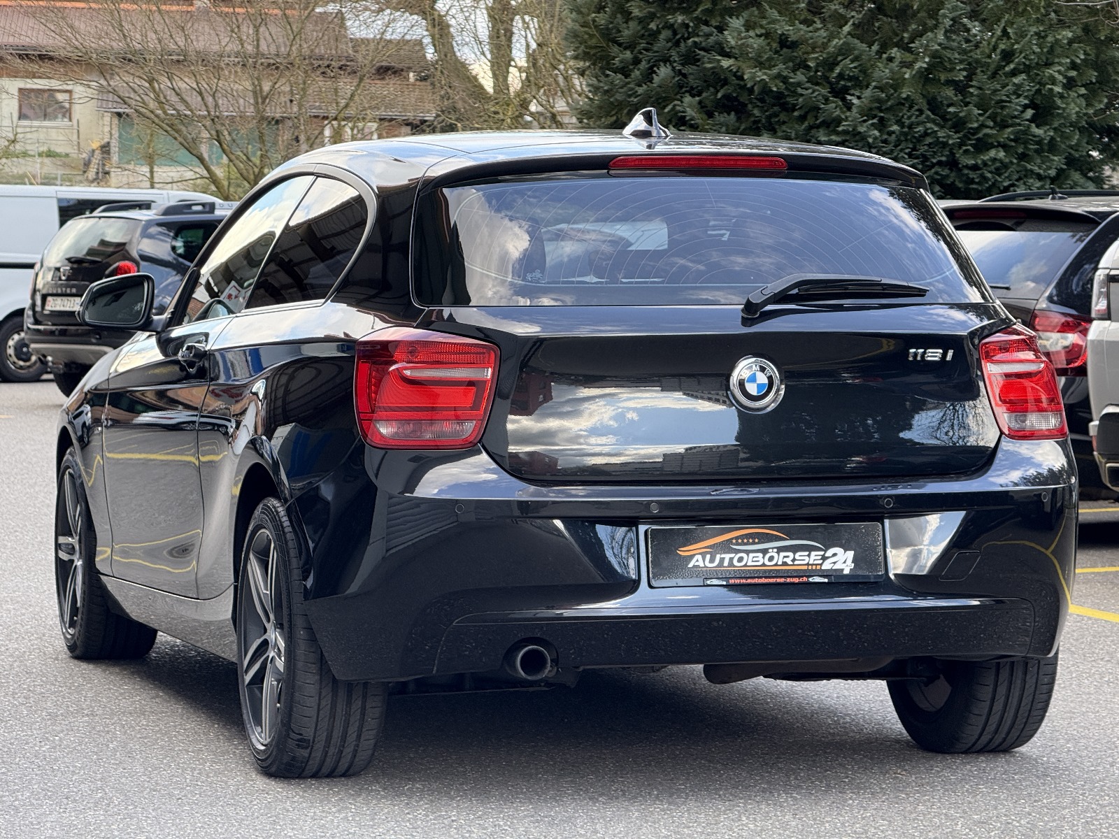 BMW 118i-showroom-element-3