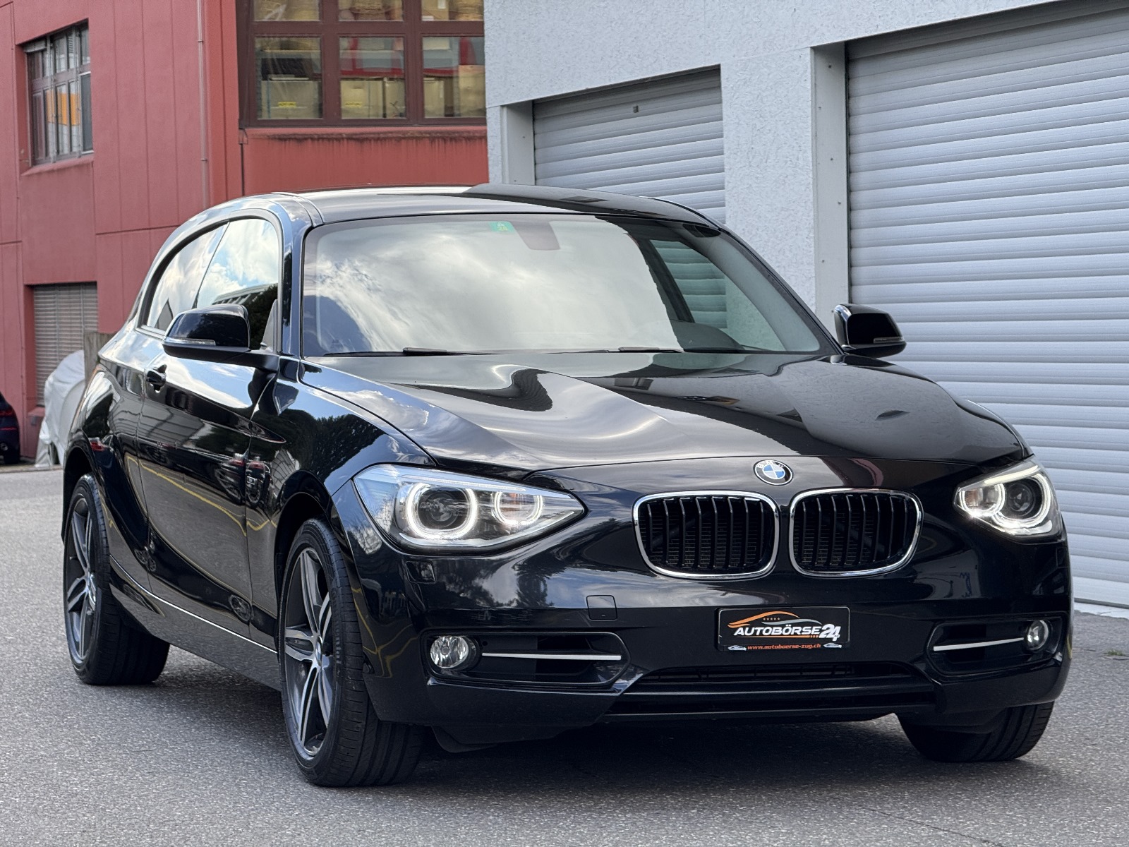 BMW 118i-showroom-element-1