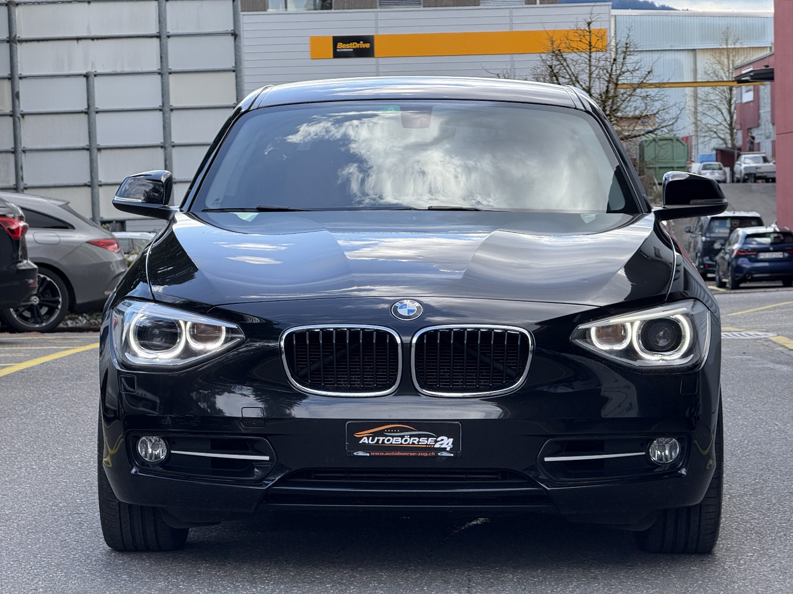 BMW 118i-showroom-element-2