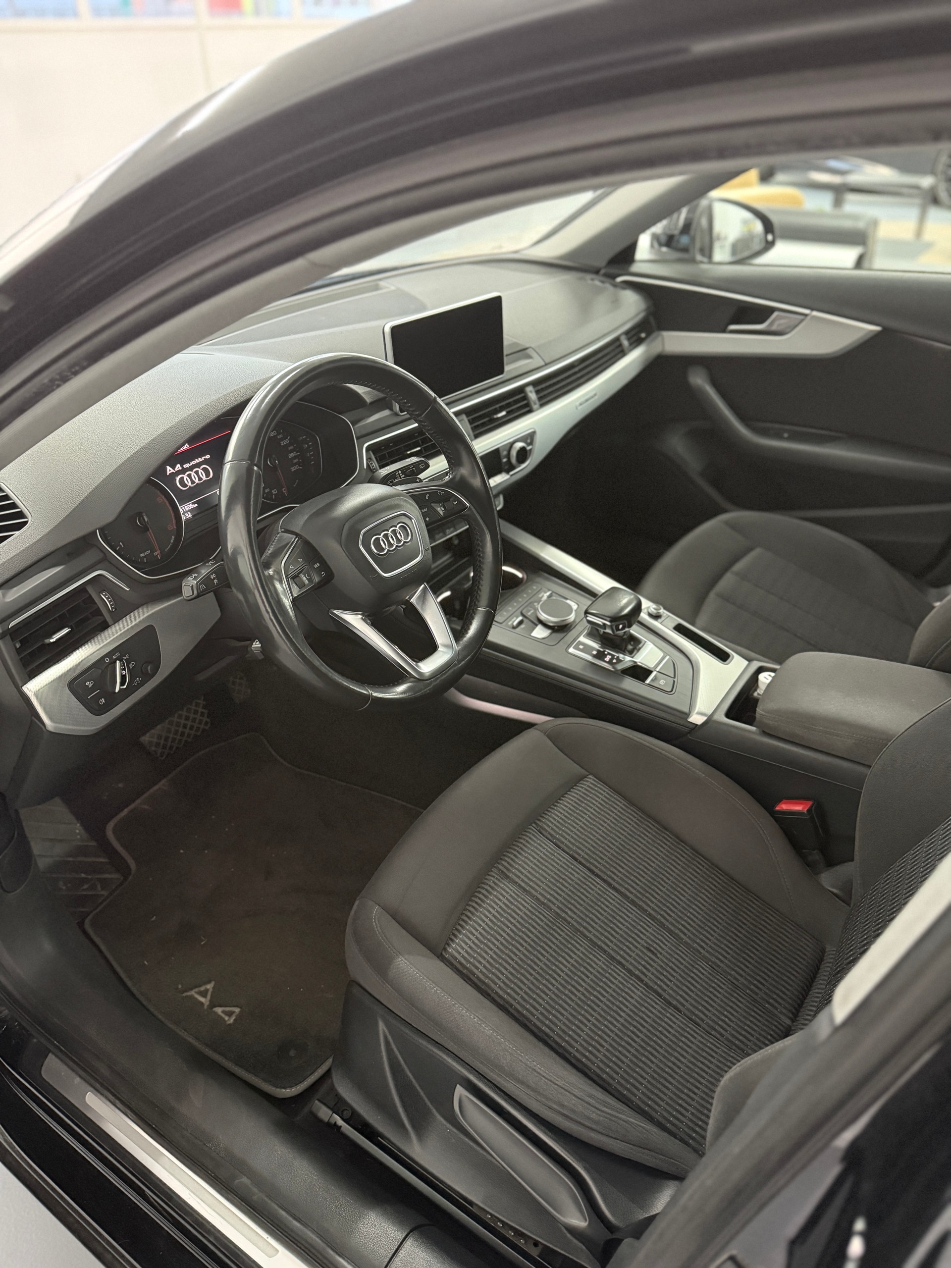 AUDI A4 Avant 2.0 TDI quattro S-tronic-showroom-element-1