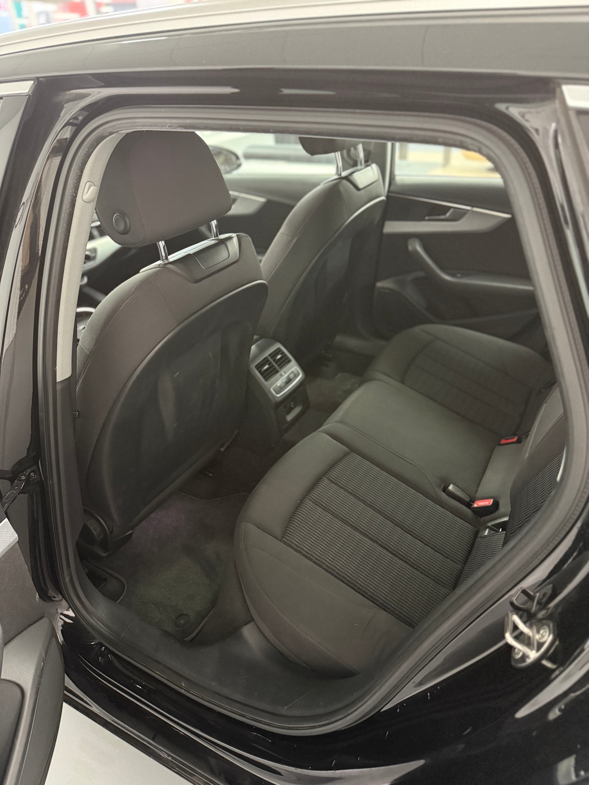 AUDI A4 Avant 2.0 TDI quattro S-tronic-showroom-element-2