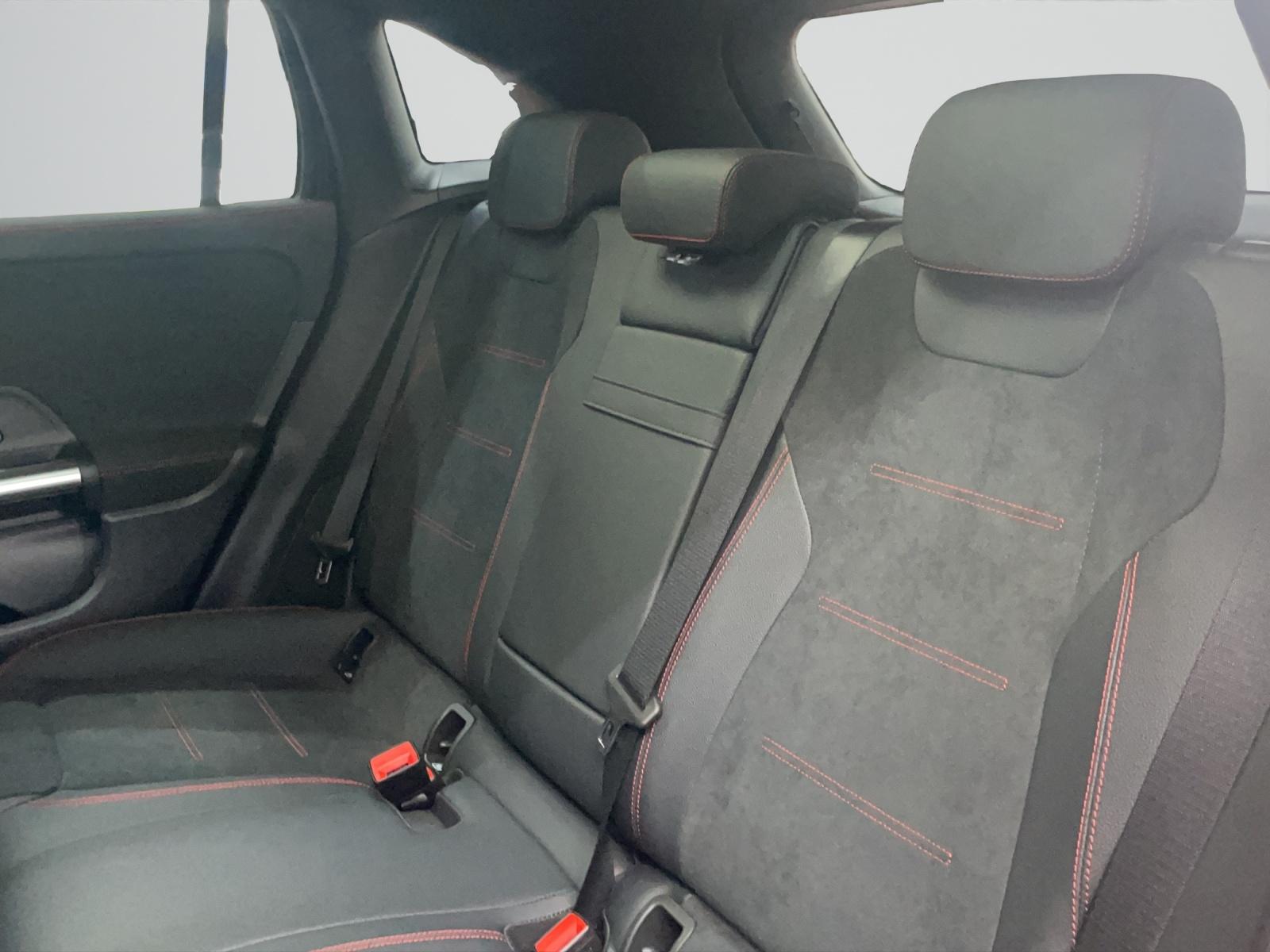 MERCEDES-BENZ EQA 300 4MATIC AMG Line-image-7
