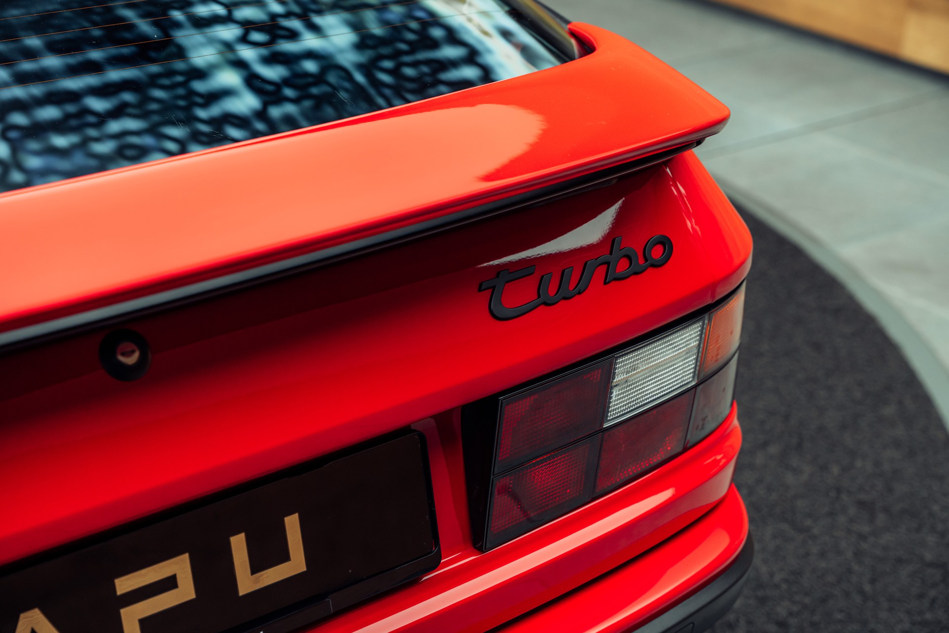 PORSCHE 944 Turbo Coupé-image-16