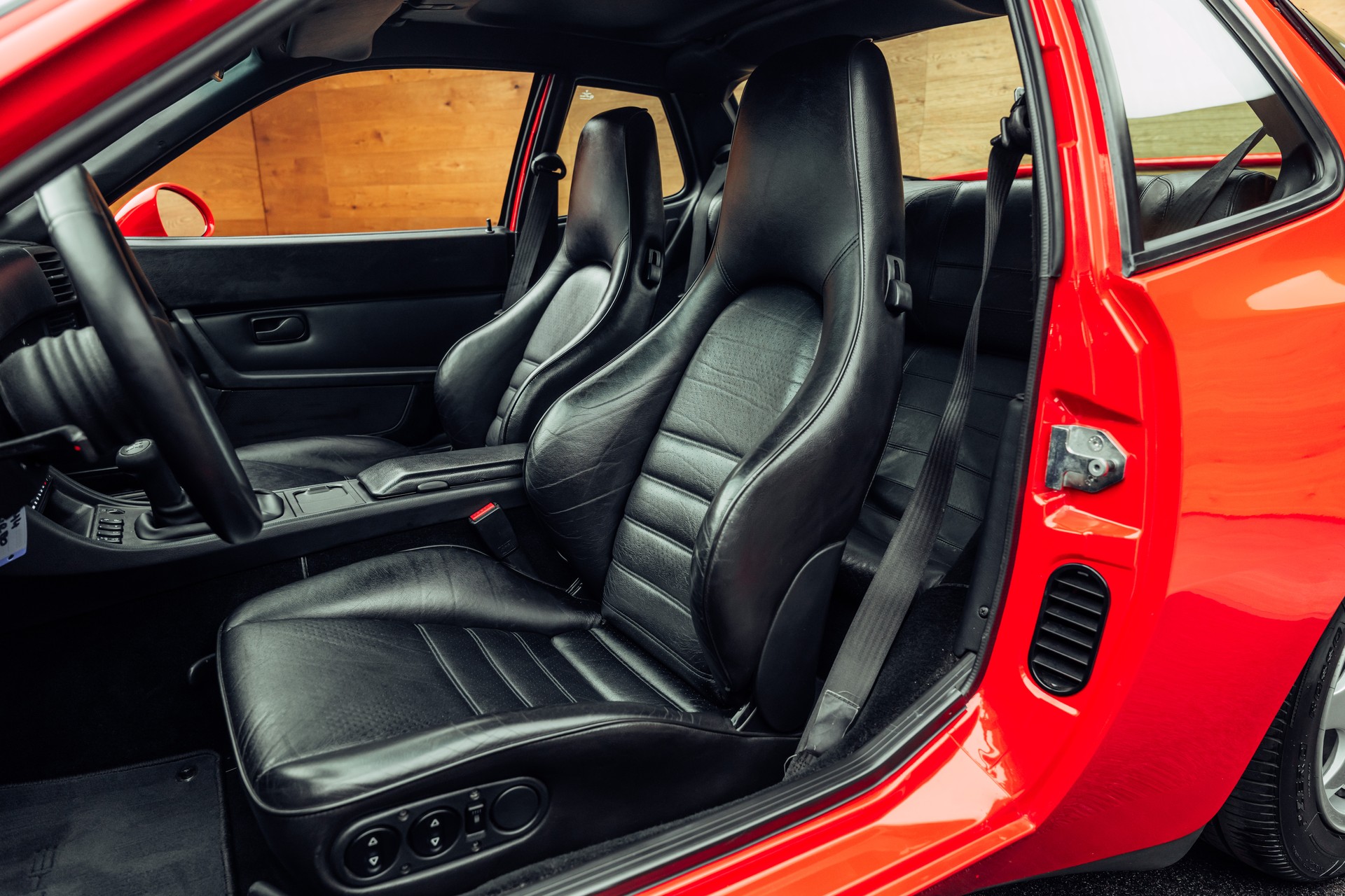 PORSCHE 944 Turbo Coupé-image-5