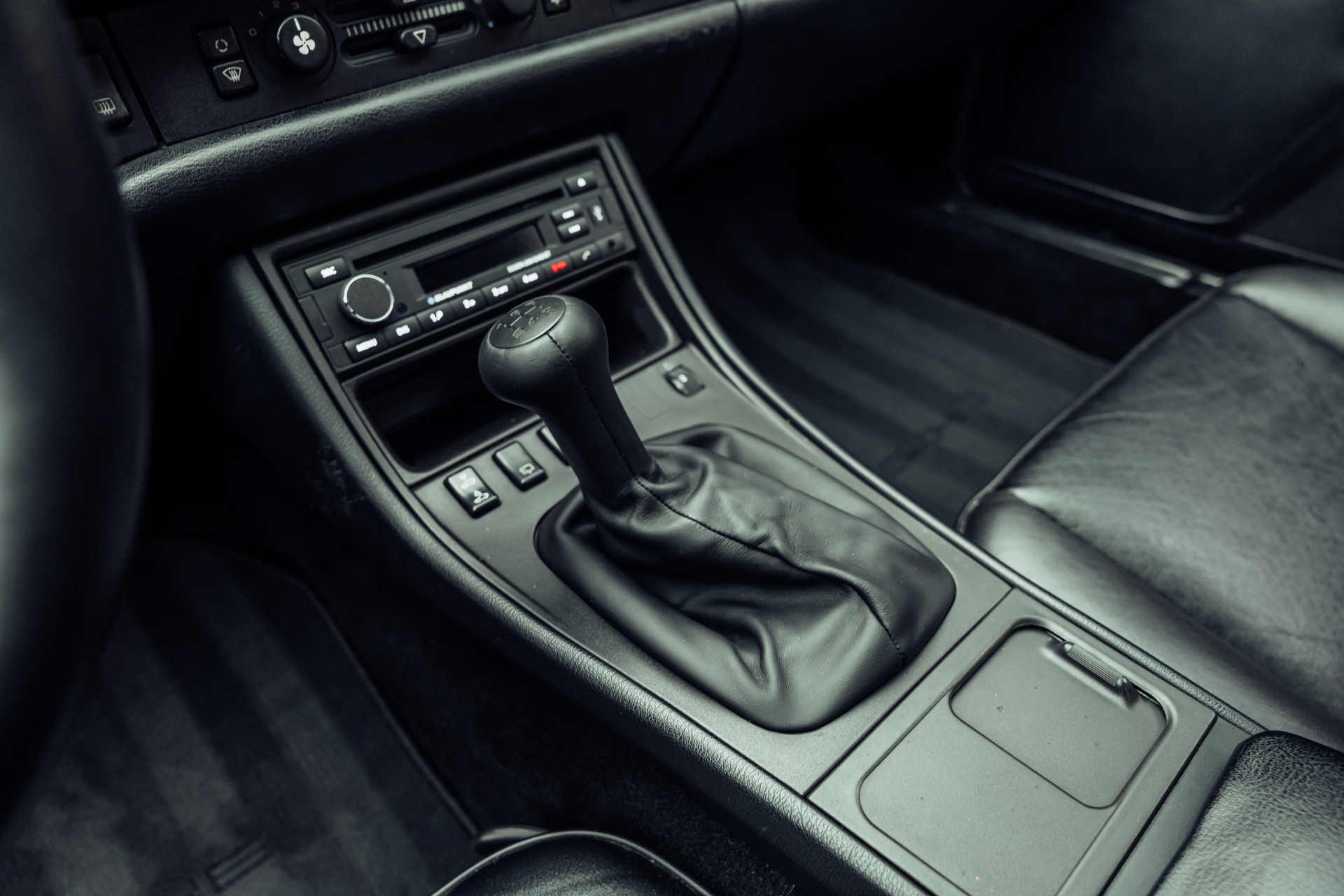 PORSCHE 944 Turbo Coupé-image-10