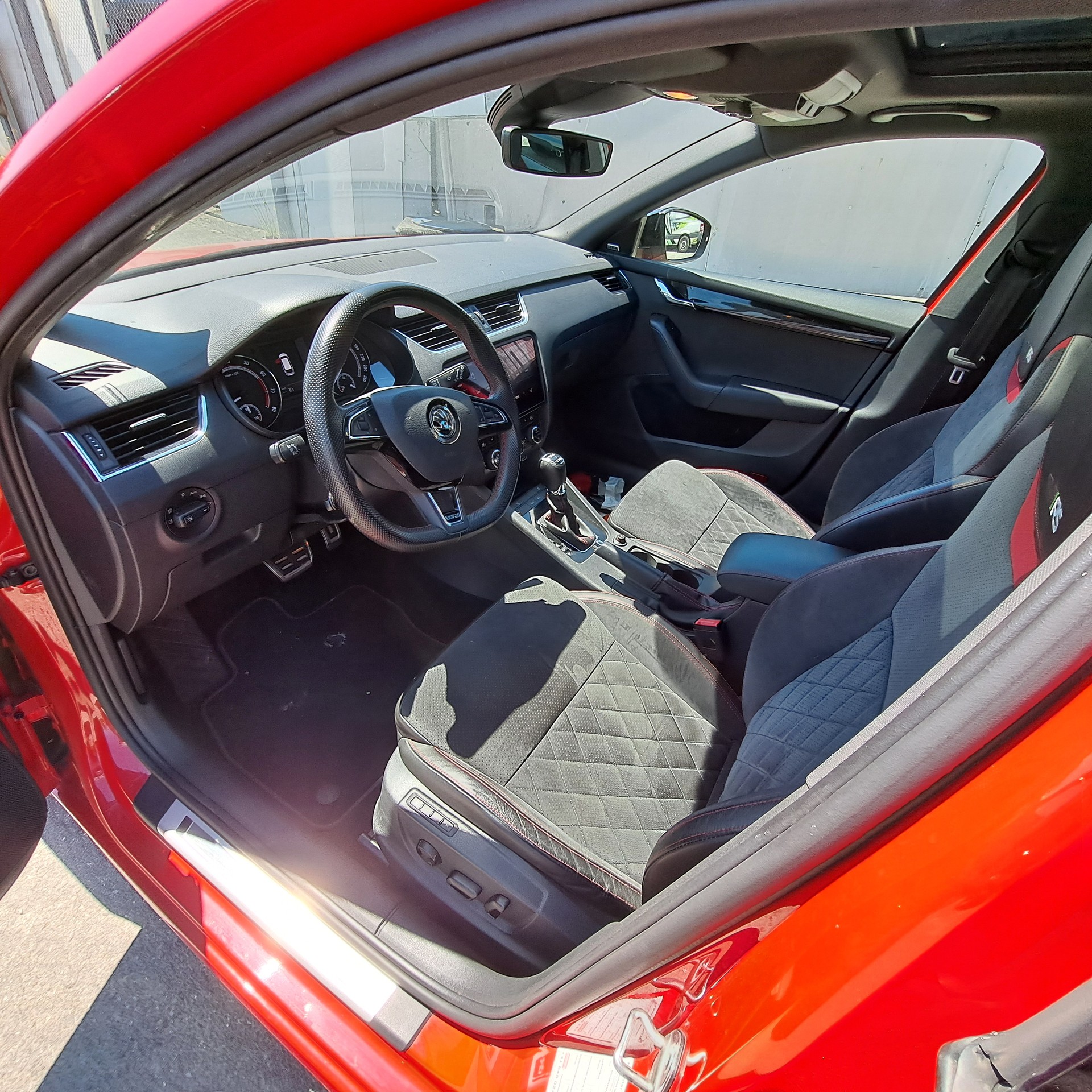 SKODA Octavia Combi 2.0 TSI RS 245 DSG-image-4