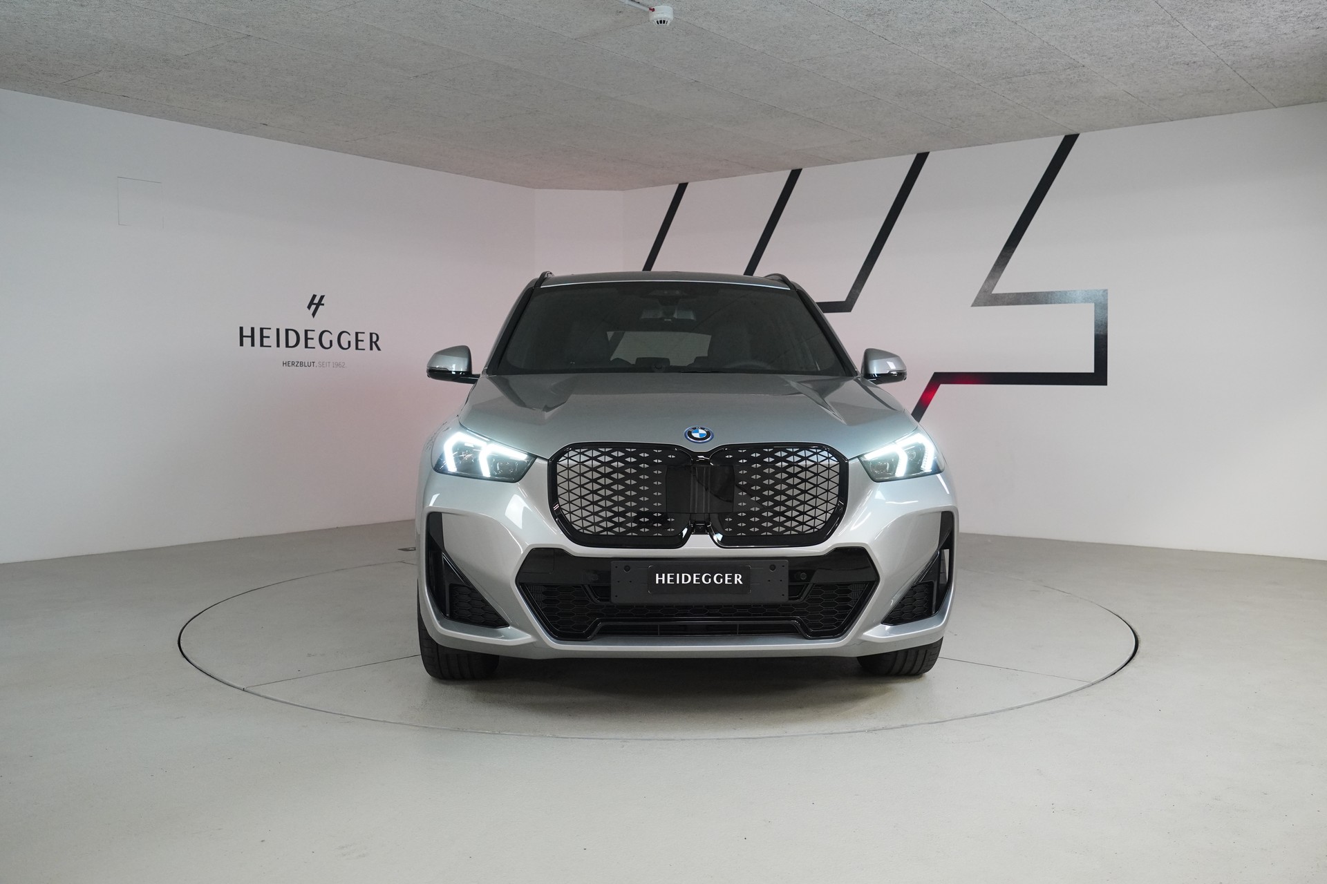 BMW iX1 xDrive 30 M Sport Pro-showroom-element-1