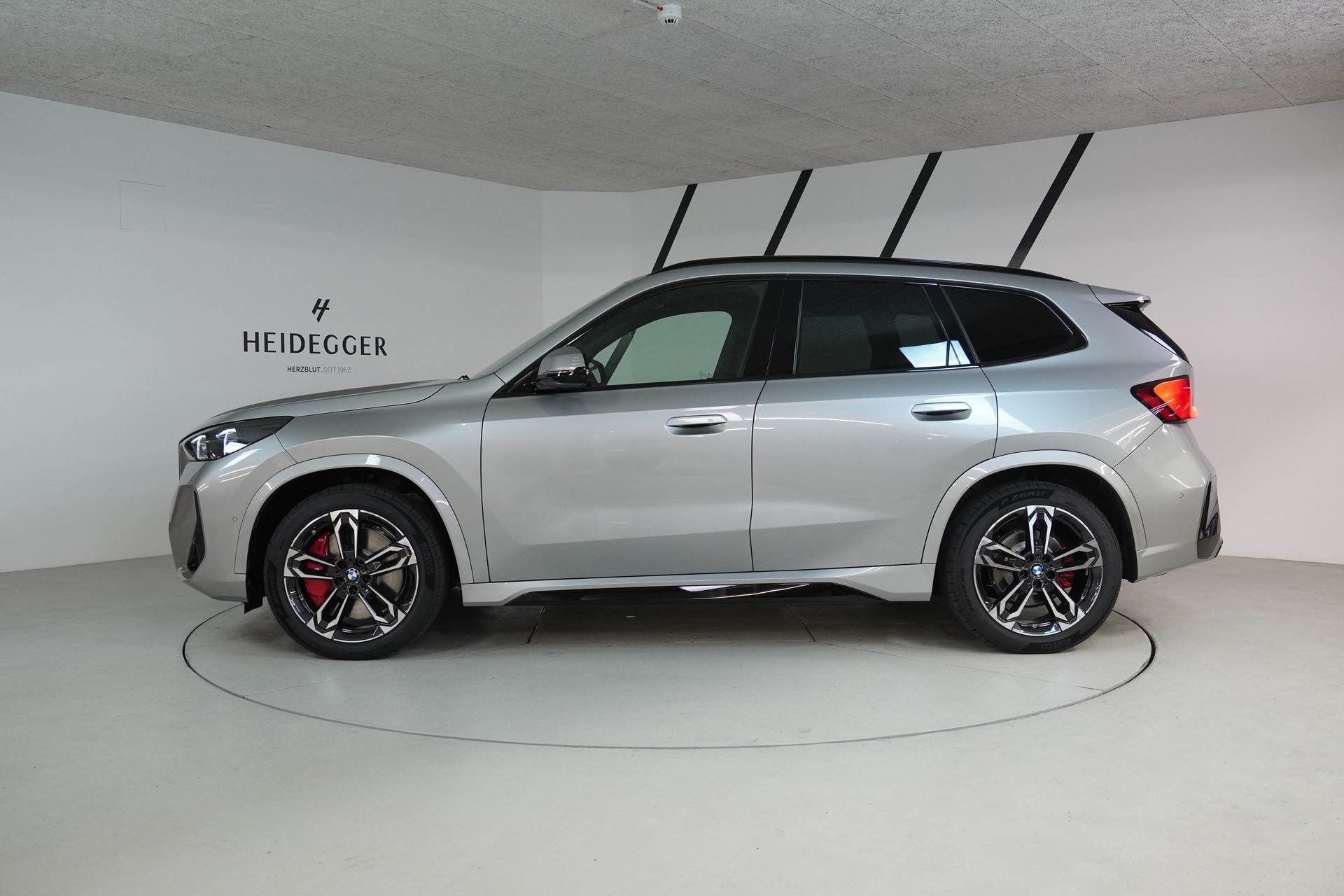 BMW iX1 xDrive 30 M Sport Pro-showroom-element-3