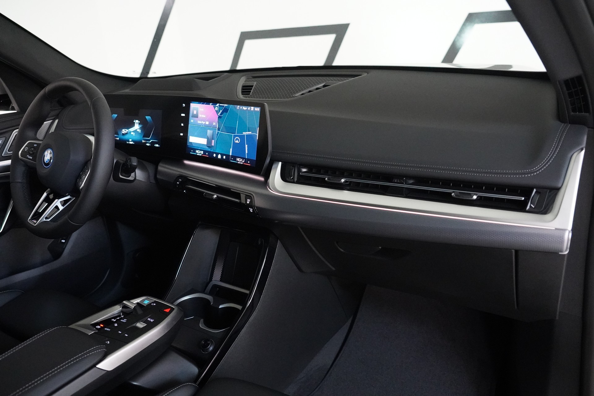 BMW iX1 xDrive 30 M Sport Pro-image-16