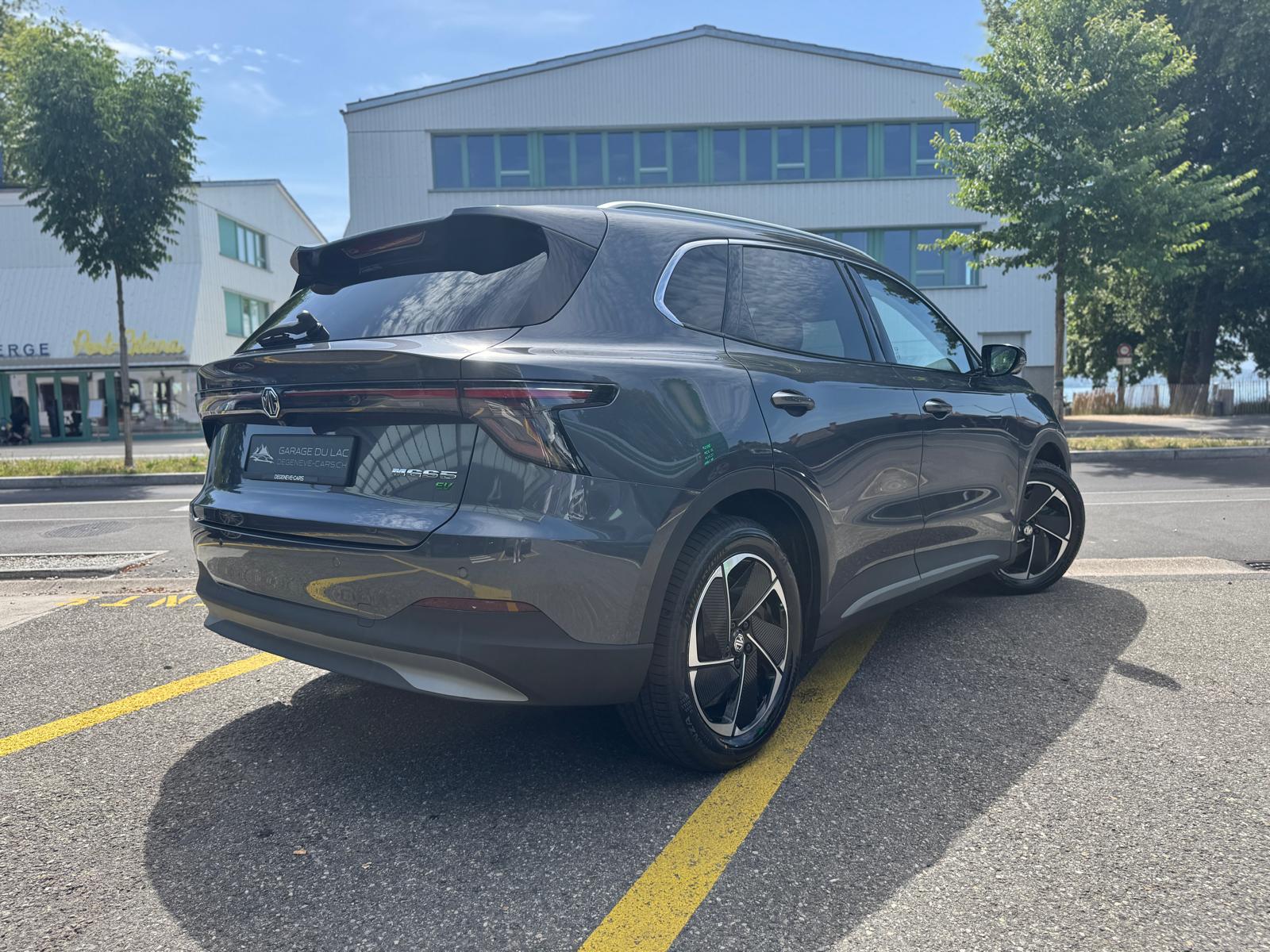 MG S5 EV 64kWh Luxury-showroom-element-3