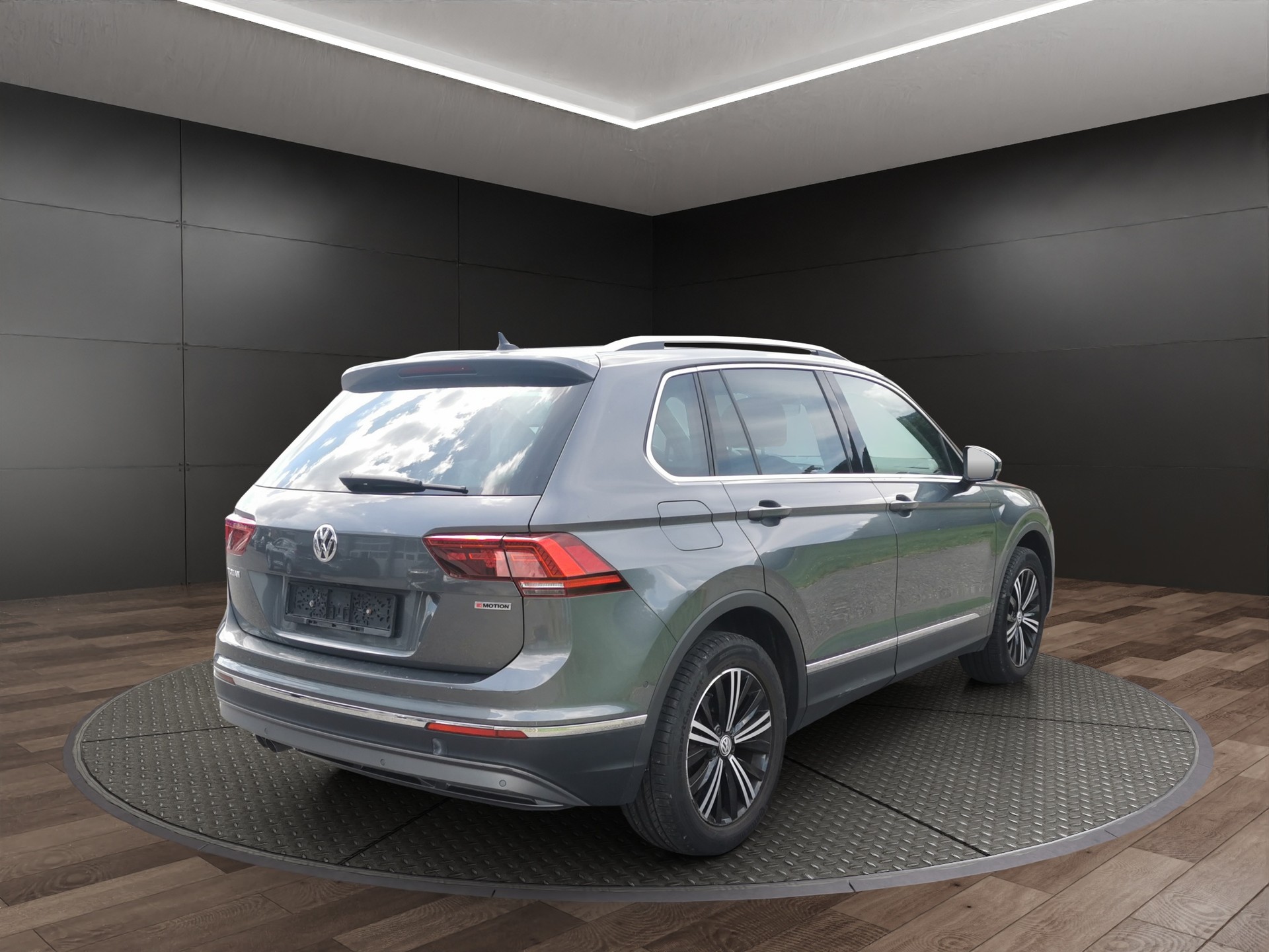 VW Tiguan 2.0 TDI SCR Highline 4Motion DSG-image-5