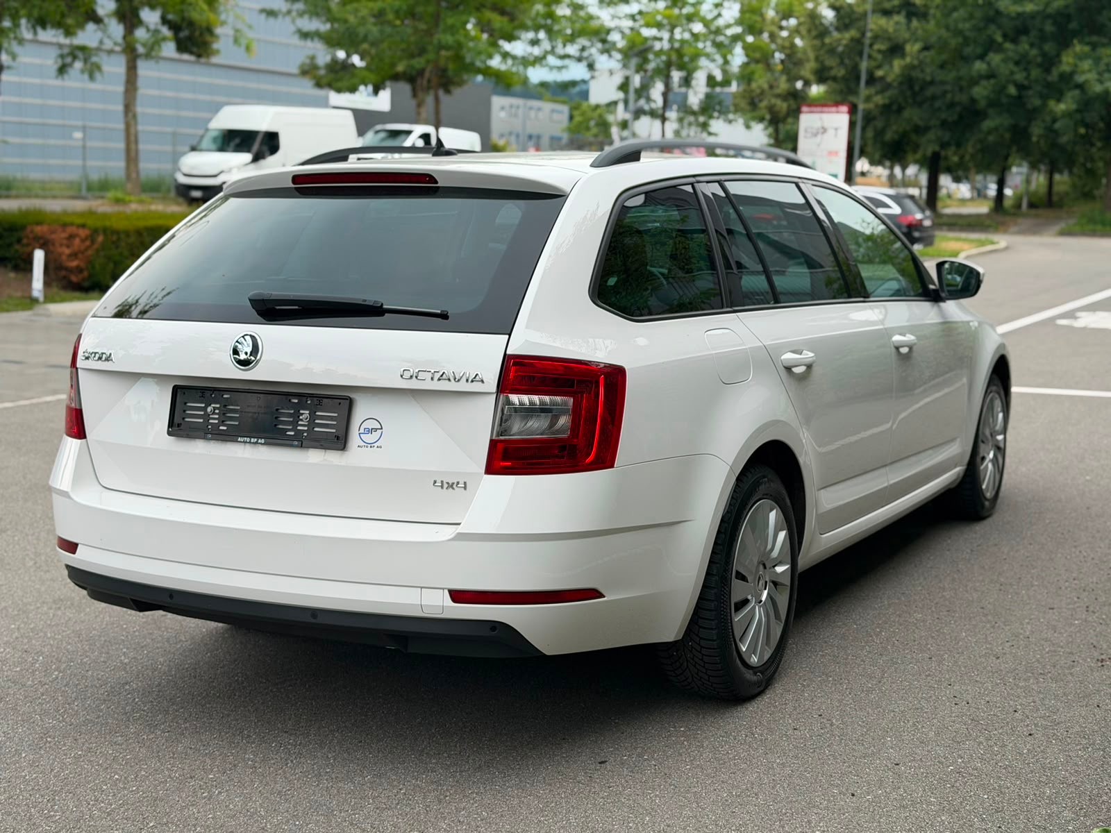 SKODA Octavia Combi 2.0 TDI Ambition 4x4-image-3