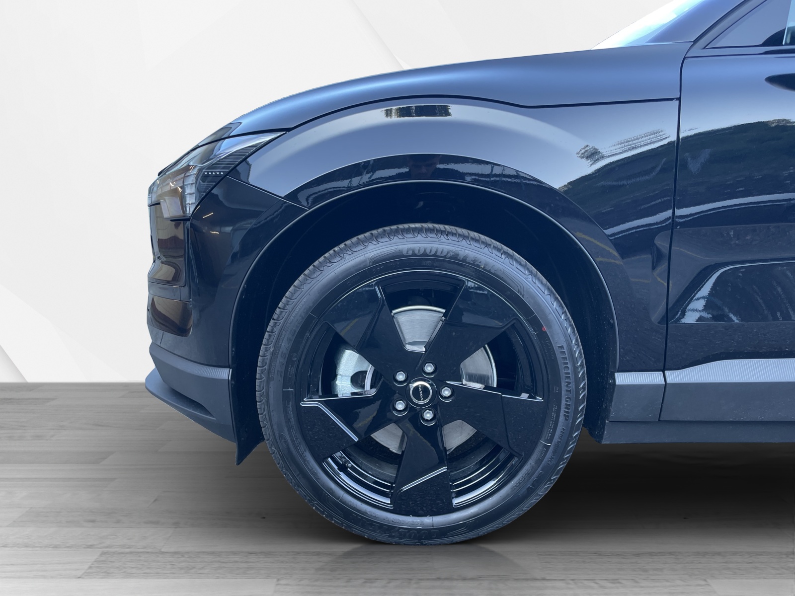 VOLVO EX 30 E60 Plus Swiss Black Edition-image-8