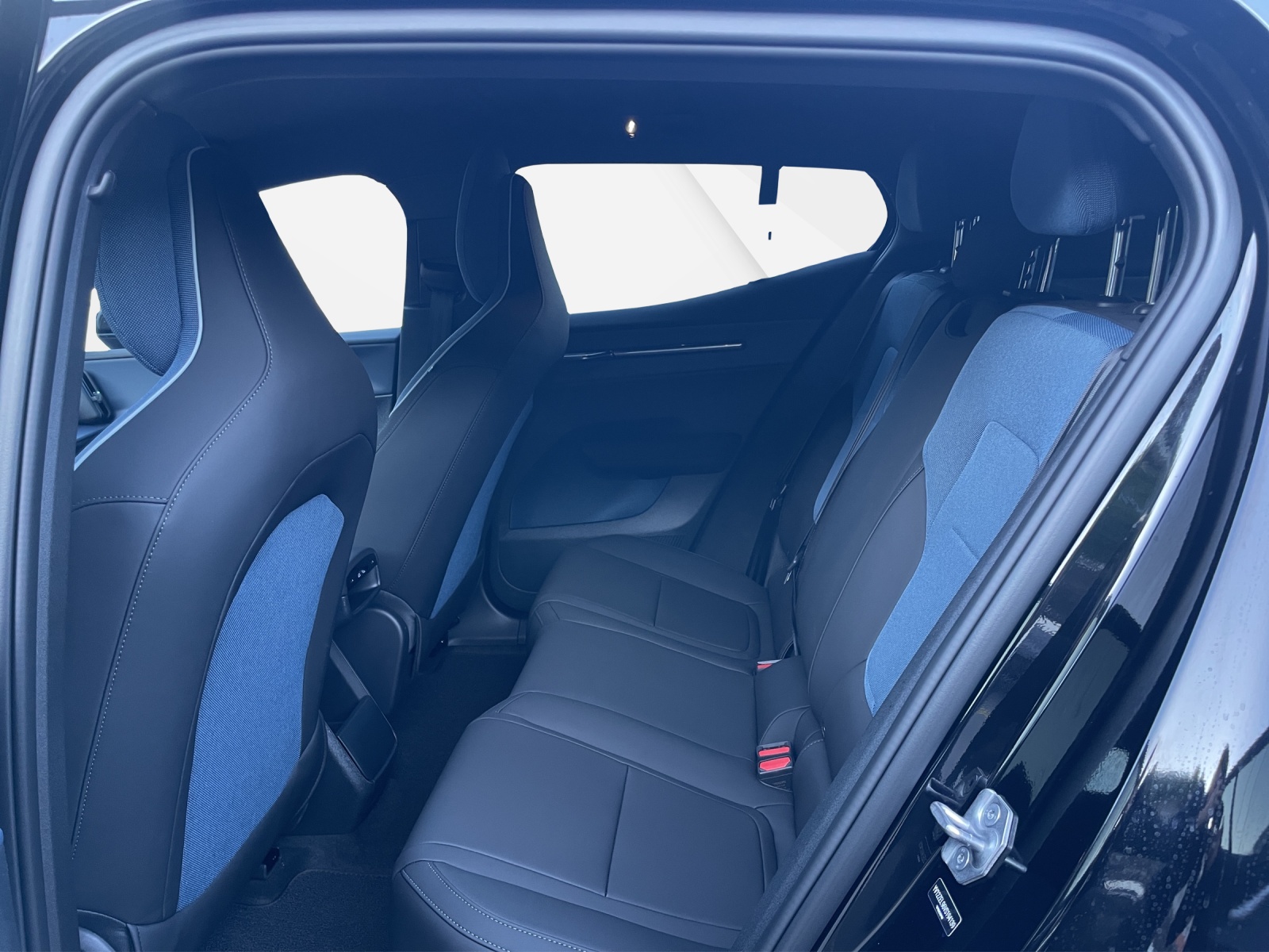 VOLVO EX 30 E60 Plus Swiss Black Edition-image-13