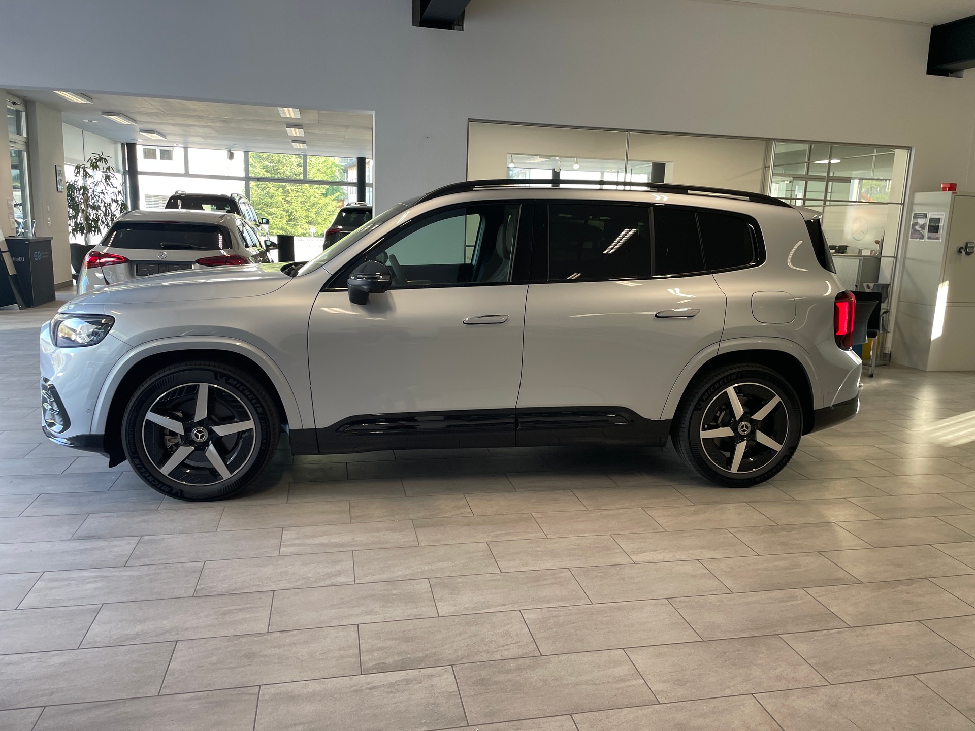 MERCEDES-BENZ GLB 220 4M AMG Line 7places-showroom-element-3