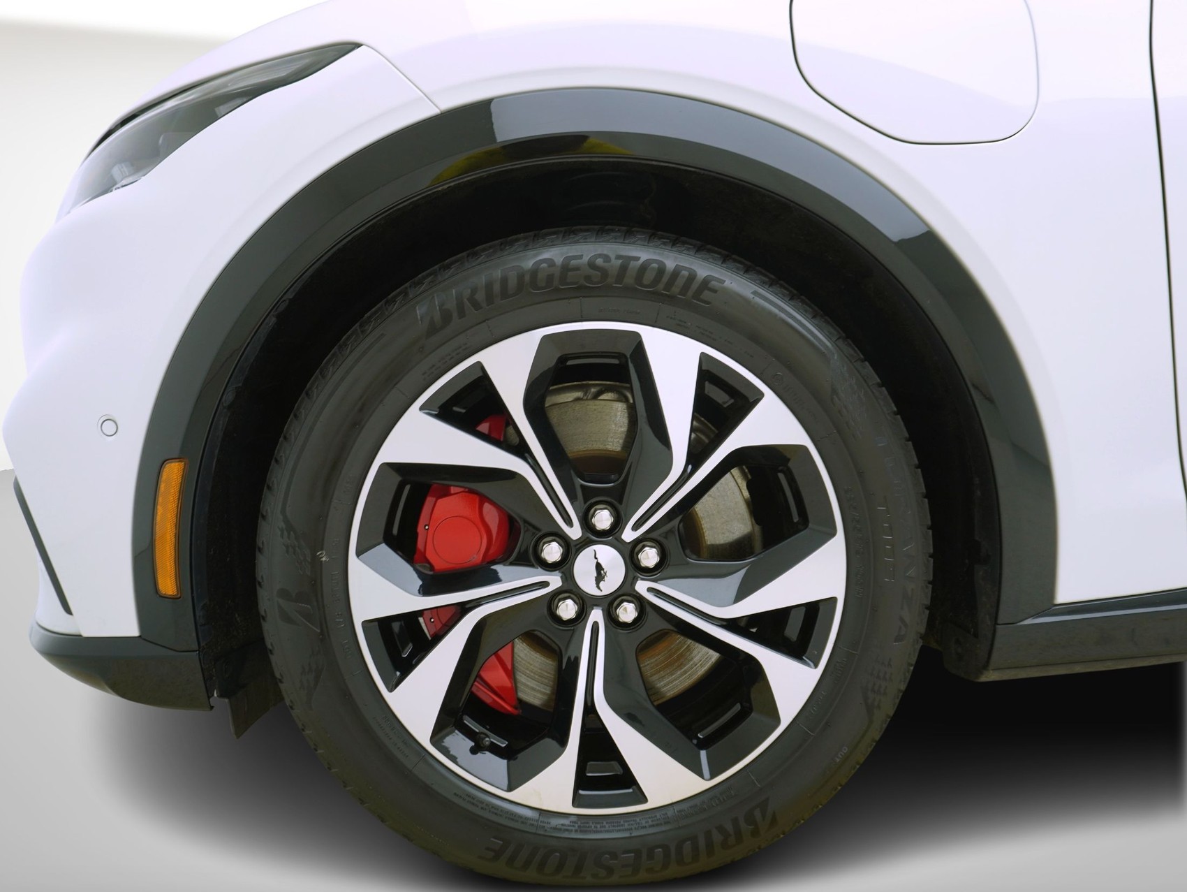 FORD Mustang Mach-E Standard AWD-image-6