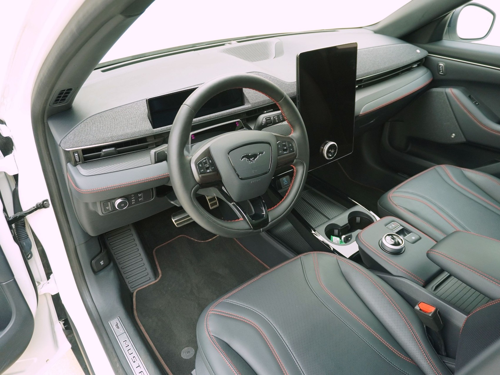 FORD Mustang Mach-E Standard AWD-image-10