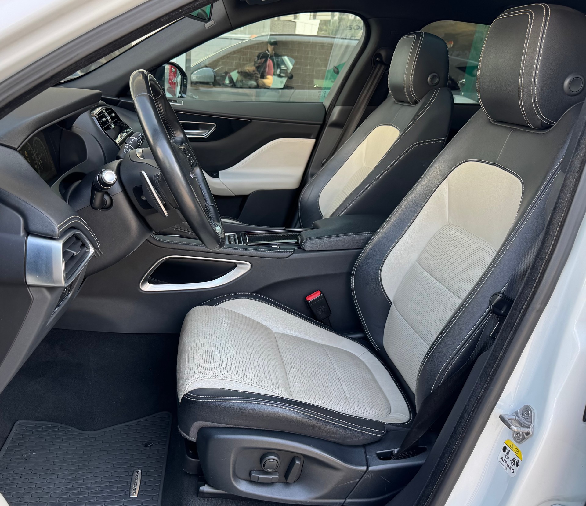 JAGUAR F-Pace 30t 2.0 R-Sport AWD Automatik-image-7