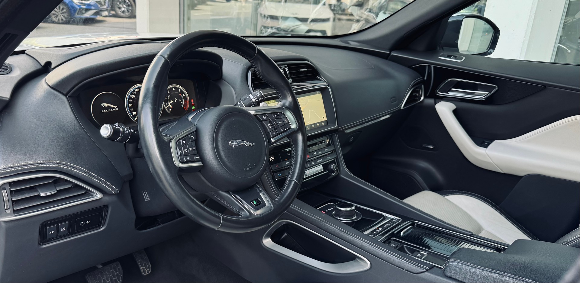 JAGUAR F-Pace 30t 2.0 R-Sport AWD Automatik-image-6