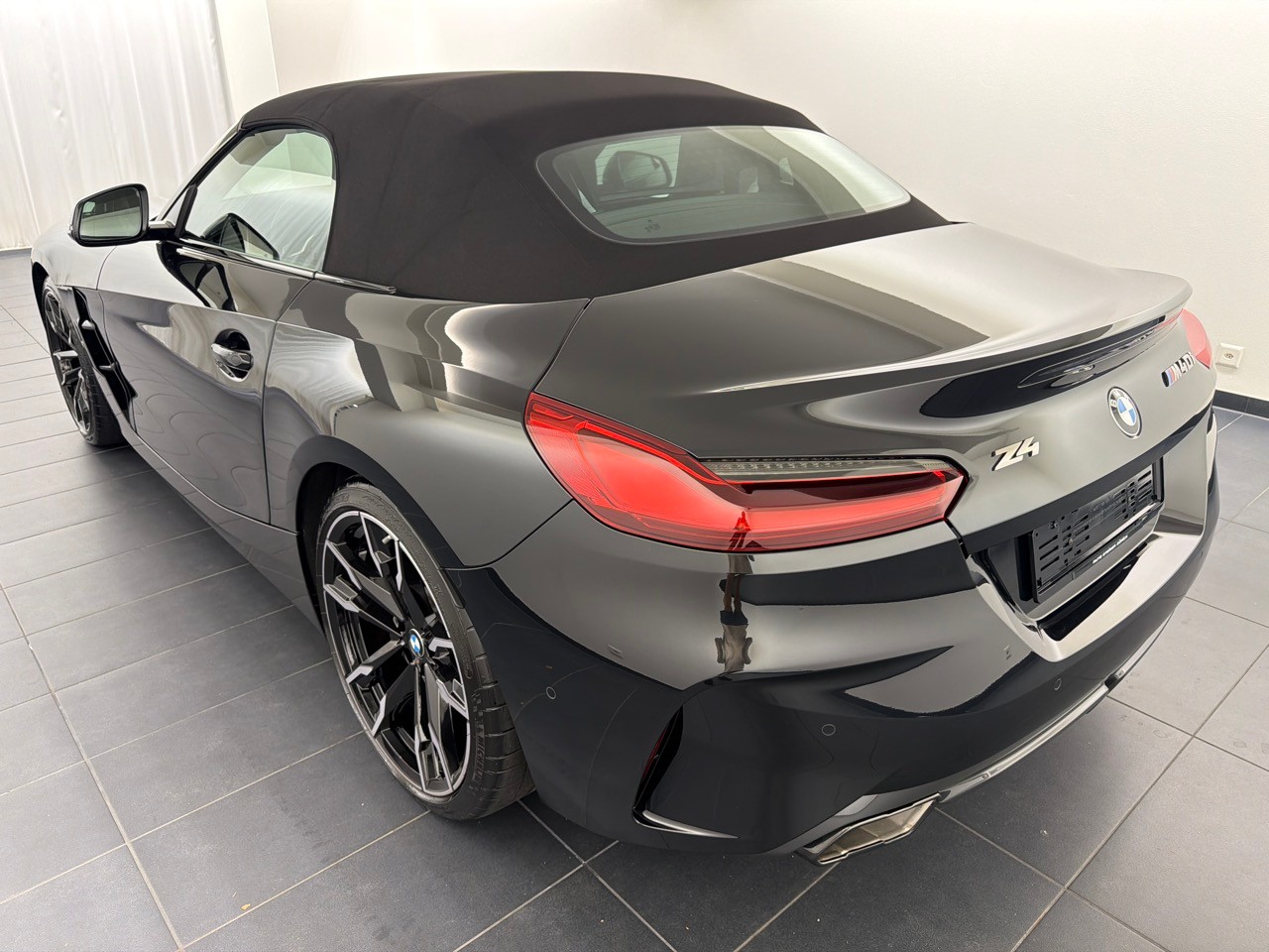 BMW Z4 M40i-showroom-element-1