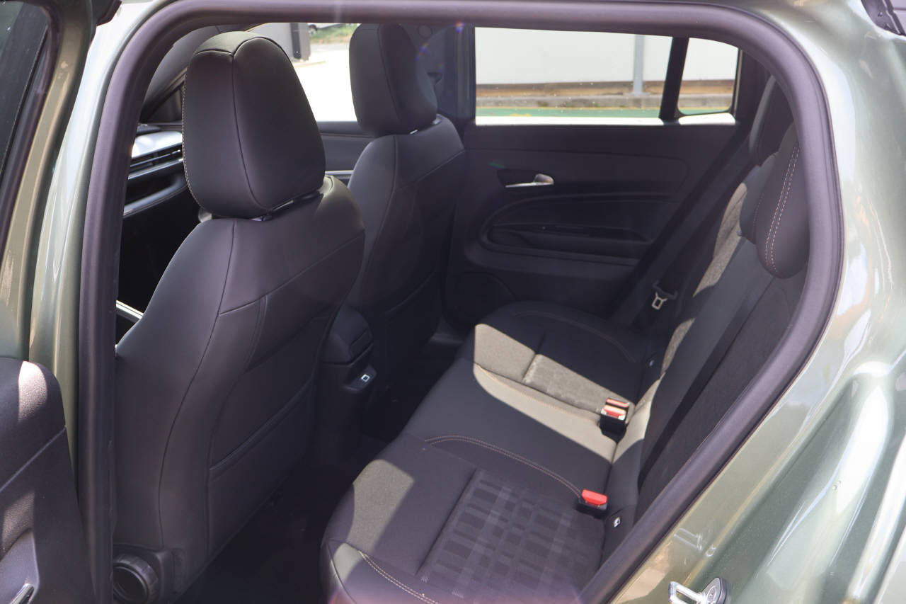 JEEP Avenger 1.2 MHEV 85th Anniversary 4xe-image-14