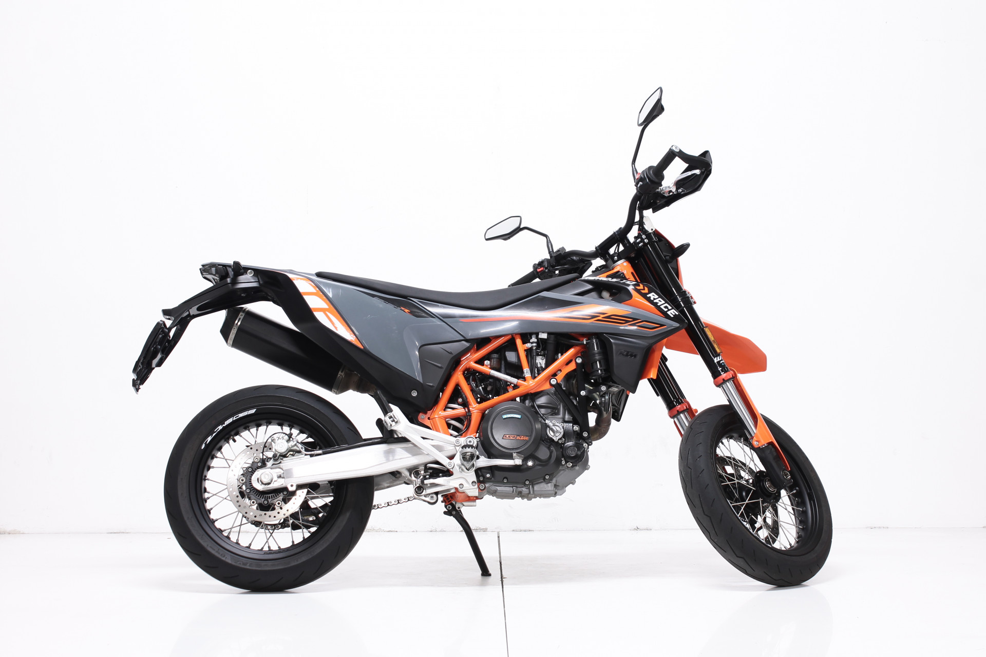 KTM 690 SMC R Supermoto-showroom-element-1