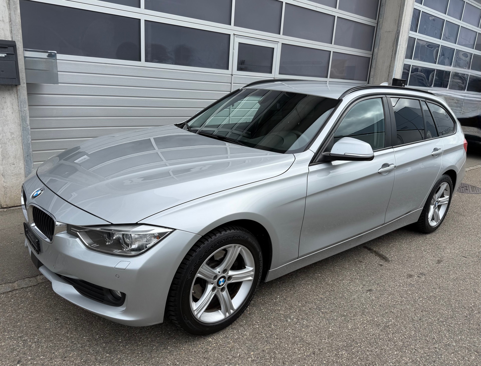 BMW 320d xDrive Touring Sport Line Steptronic-showroom-element-1