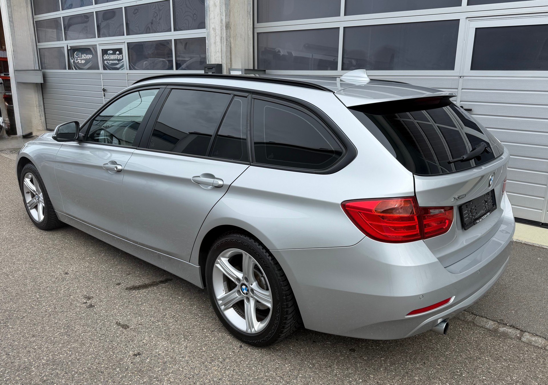 BMW 320d xDrive Touring Sport Line Steptronic-showroom-element-3