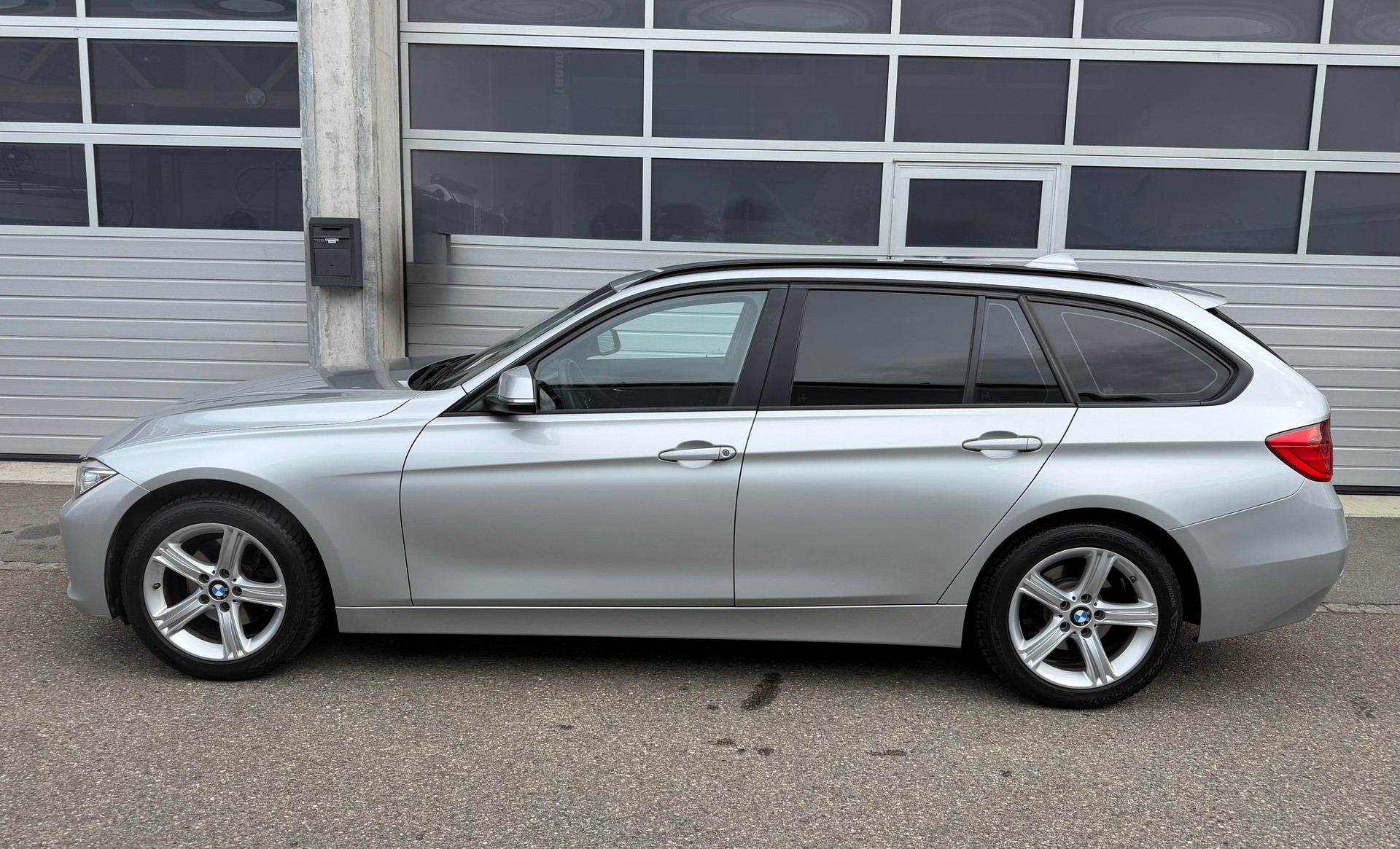 BMW 320d xDrive Touring Sport Line Steptronic-showroom-element-2