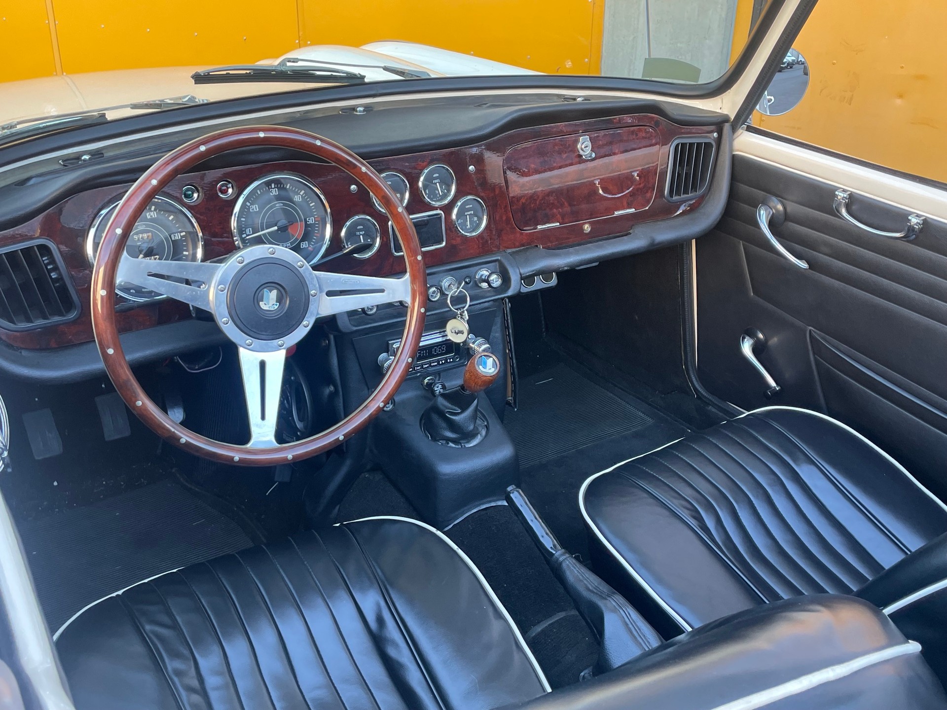TRIUMPH TR4A-image-9