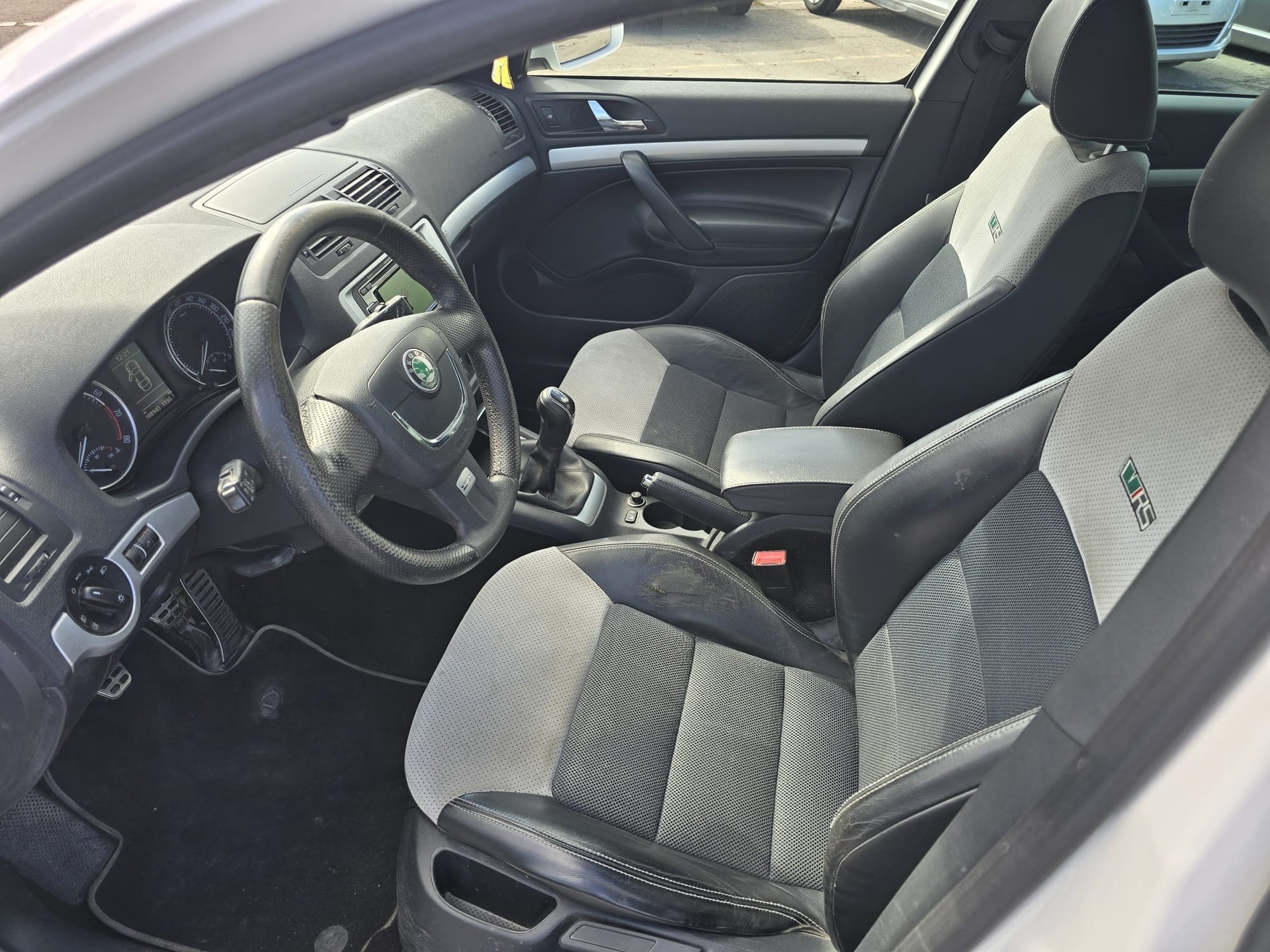 SKODA Octavia Combi 2.0 TSI RS-image-9