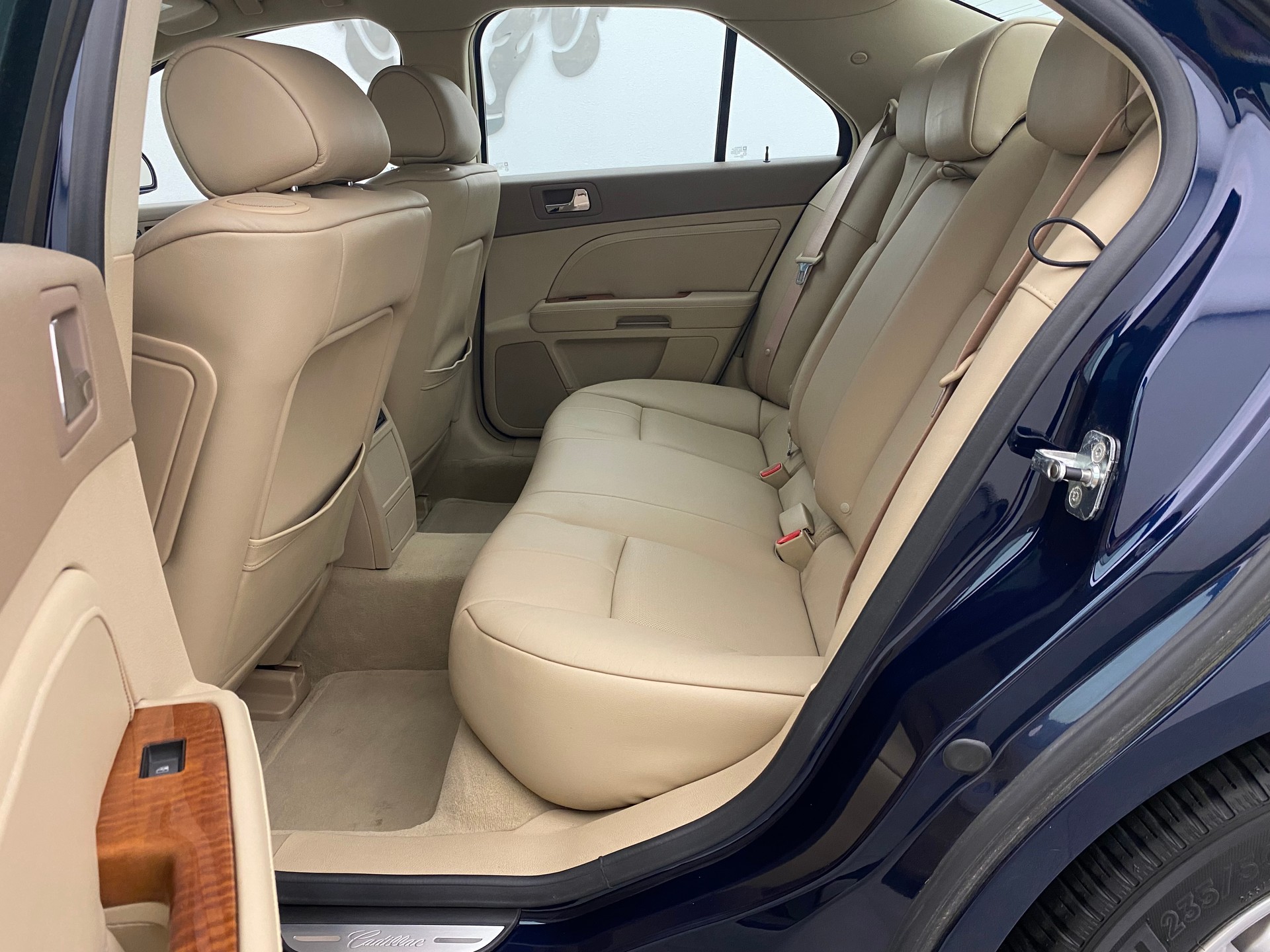 CADILLAC STS 4.6 AWD-image-15