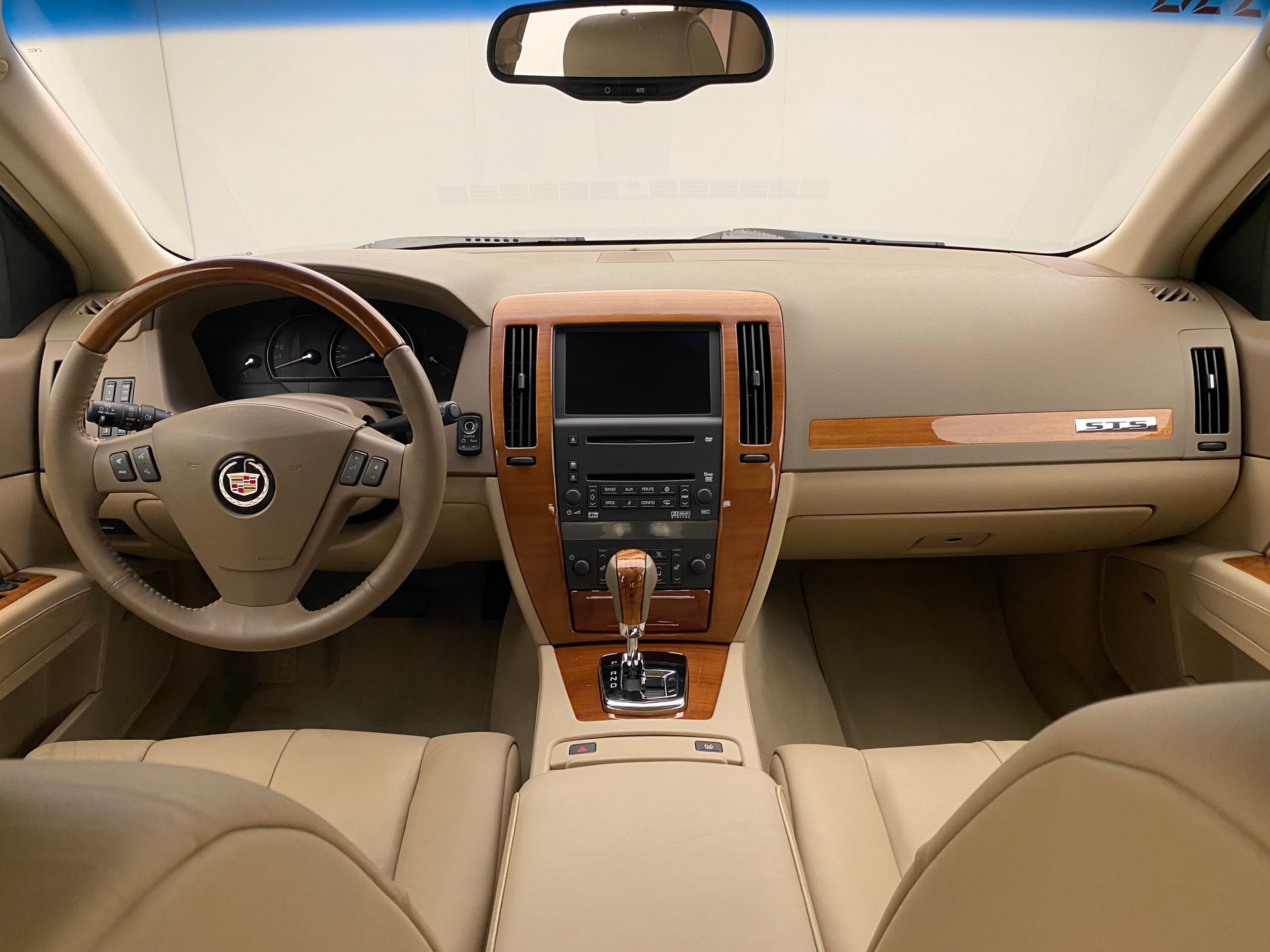 CADILLAC STS 4.6 AWD-image-10
