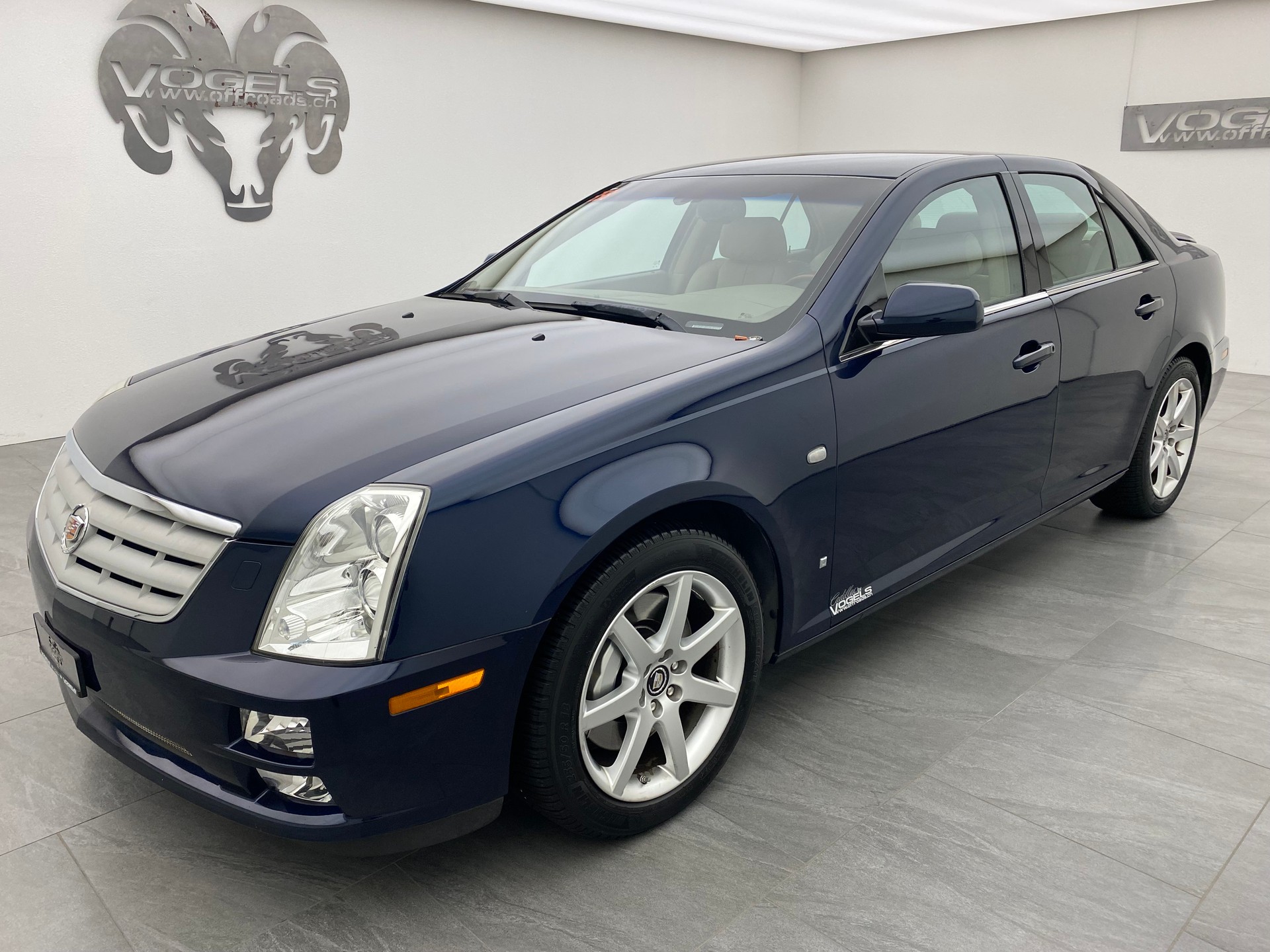 CADILLAC STS 4.6 AWD-showroom-element-1
