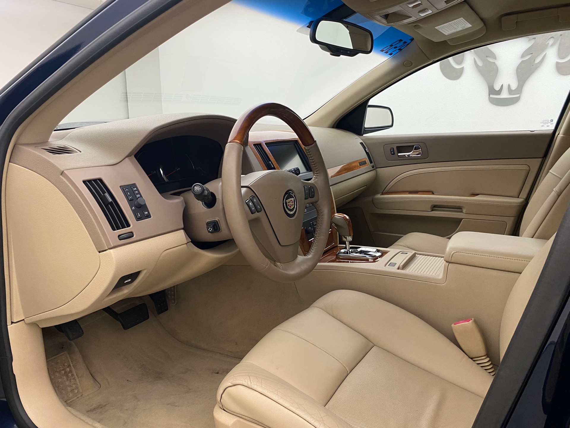 CADILLAC STS 4.6 AWD-image-8