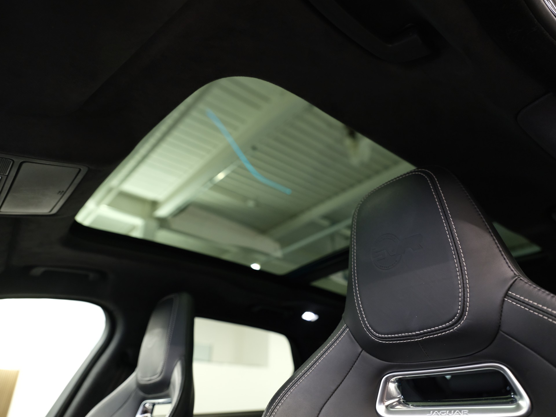 JAGUAR F-Pace 5.0 V8 SVR AWD Automatik *Head-Up* *Ambientebeleuchtung* *Keyless* *360° Kamera* *Pano*-image-18