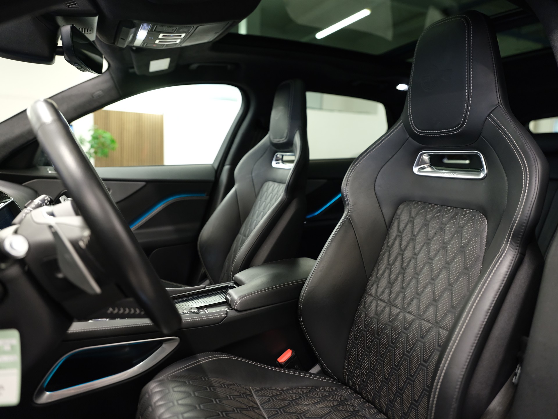 JAGUAR F-Pace 5.0 V8 SVR AWD Automatik *Head-Up* *Ambientebeleuchtung* *Keyless* *360° Kamera* *Pano*-image-17