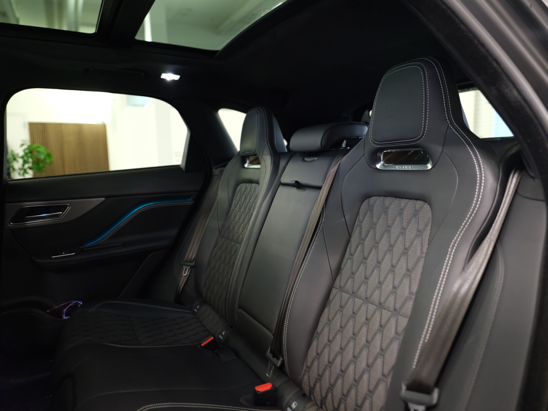 JAGUAR F-Pace 5.0 V8 SVR AWD Automatik *Head-Up* *Ambientebeleuchtung* *Keyless* *360° Kamera* *Pano*-image-30