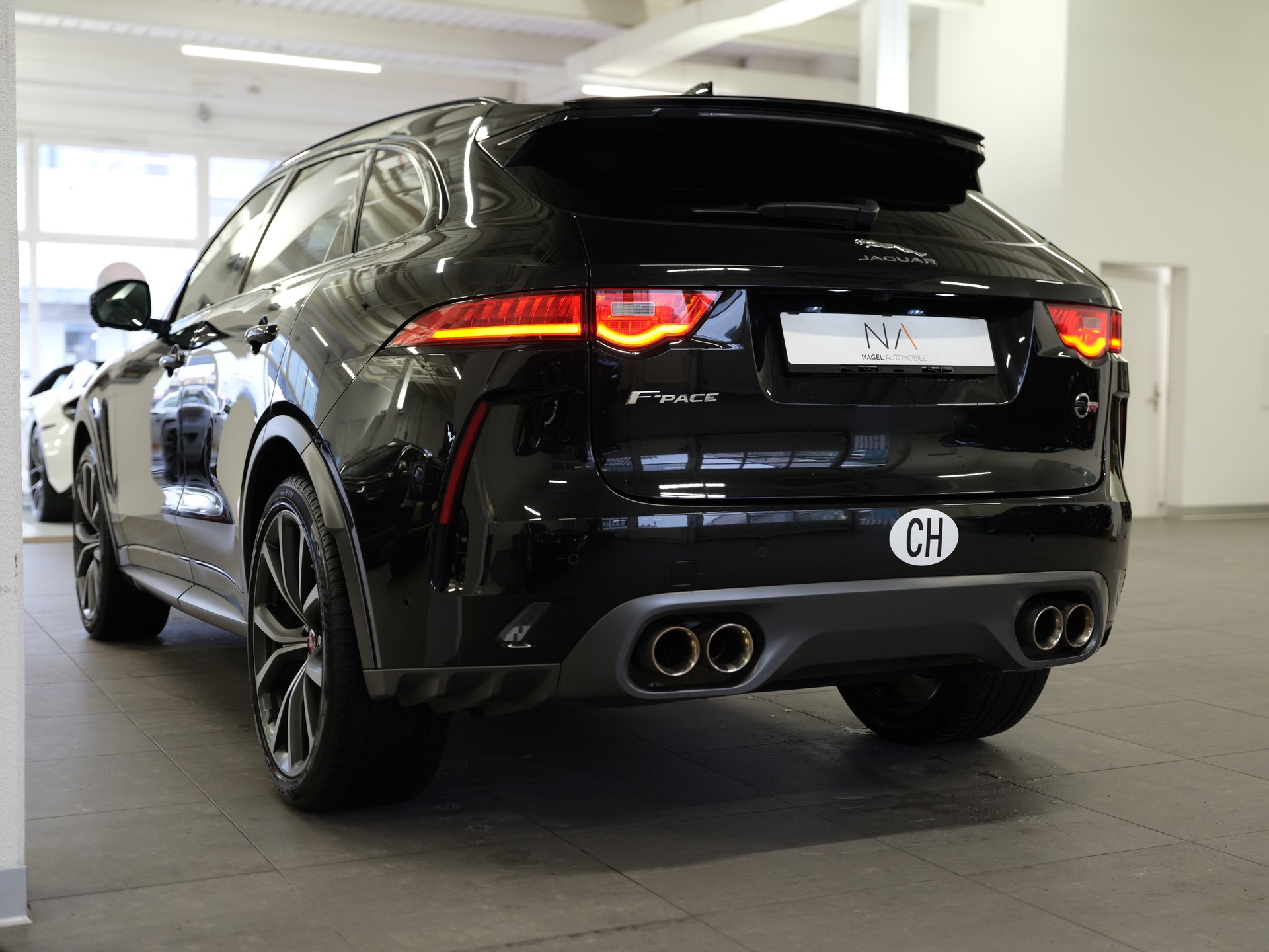 JAGUAR F-Pace 5.0 V8 SVR AWD Automatik *Head-Up* *Ambientebeleuchtung* *Keyless* *360° Kamera* *Pano*-image-4