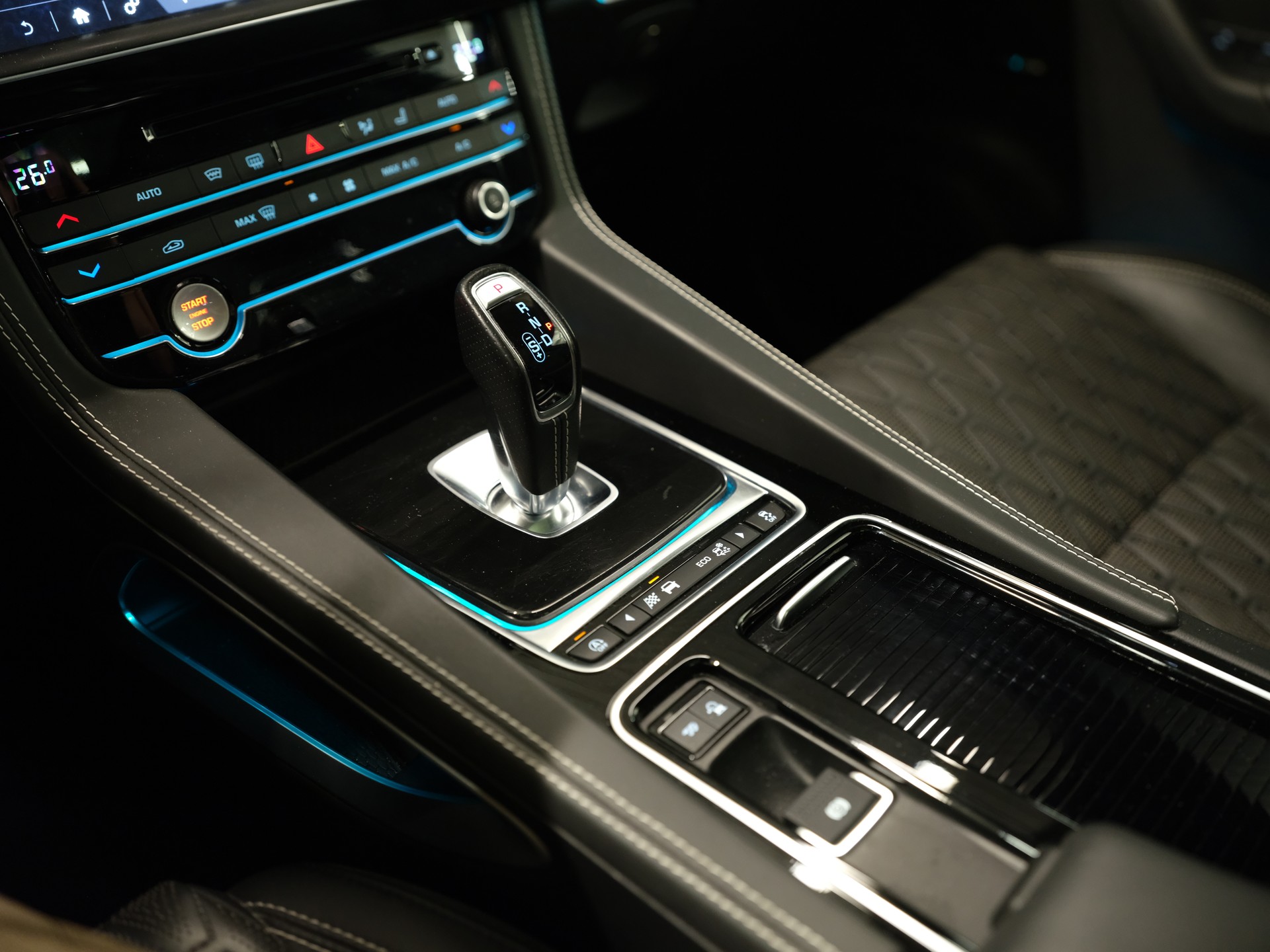 JAGUAR F-Pace 5.0 V8 SVR AWD Automatik *Head-Up* *Ambientebeleuchtung* *Keyless* *360° Kamera* *Pano*-image-26