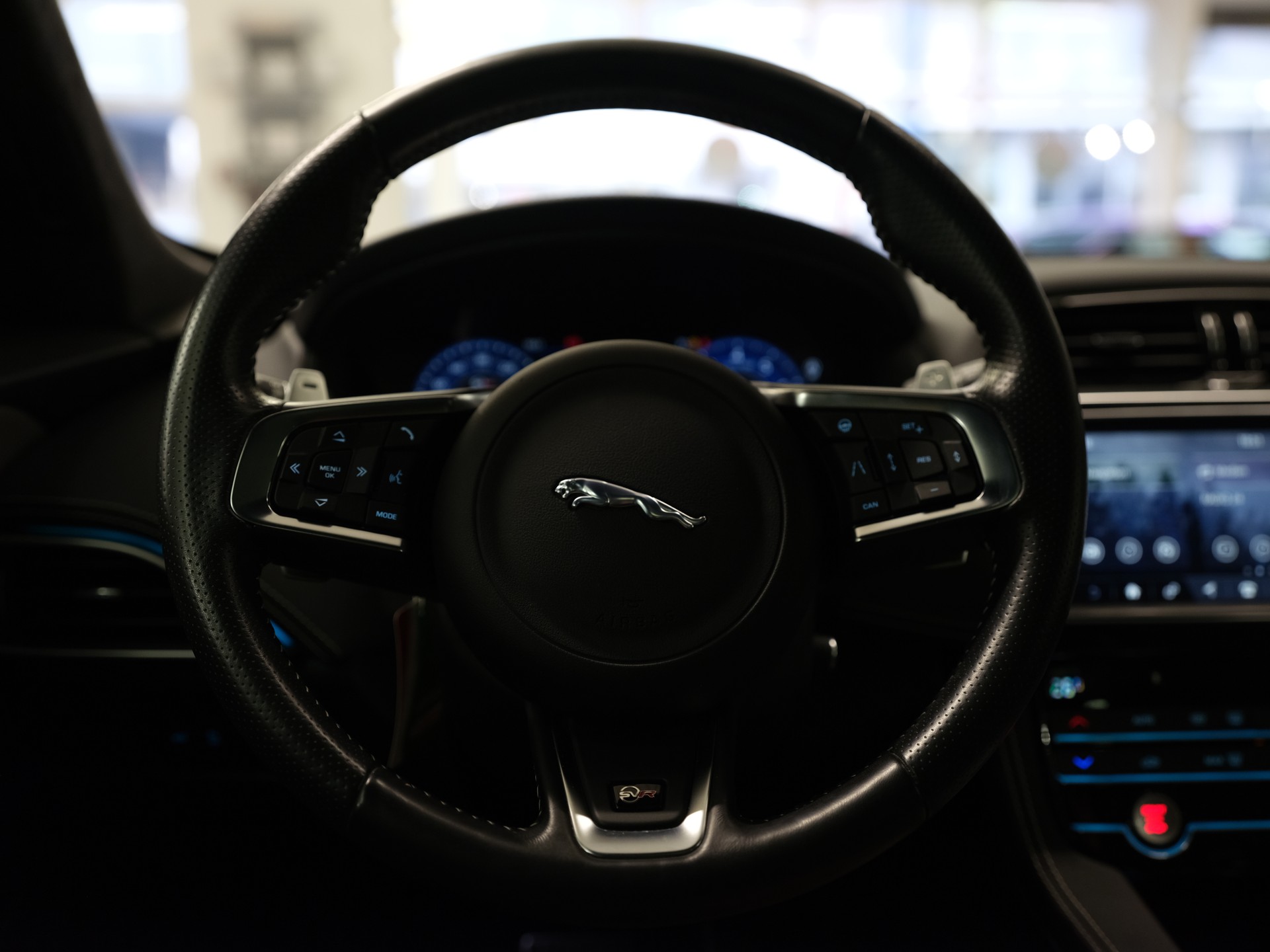 JAGUAR F-Pace 5.0 V8 SVR AWD Automatik *Head-Up* *Ambientebeleuchtung* *Keyless* *360° Kamera* *Pano*-image-21