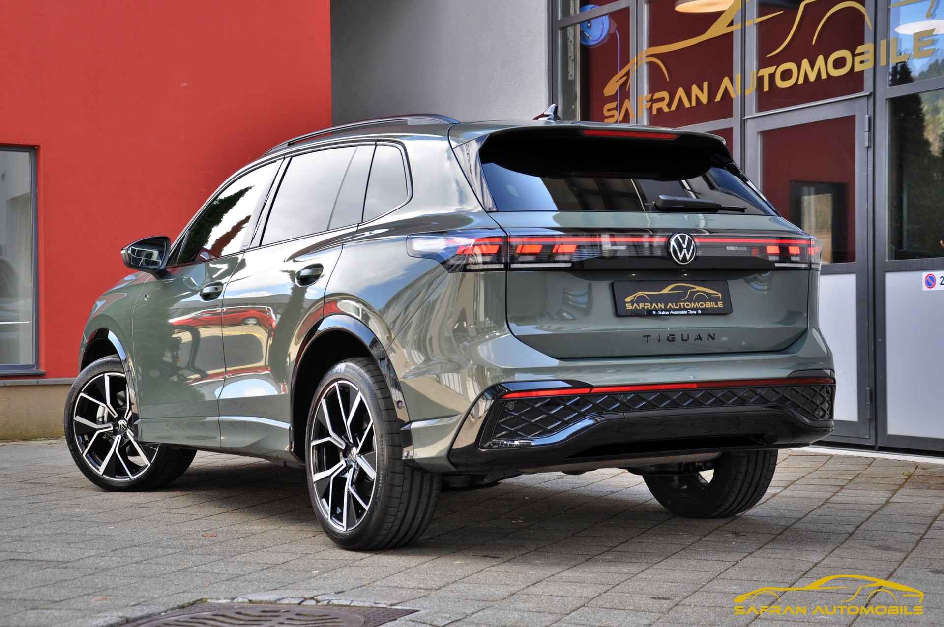 VW Tiguan 2.0 TSI DSG R-Line 4Motion-image-4