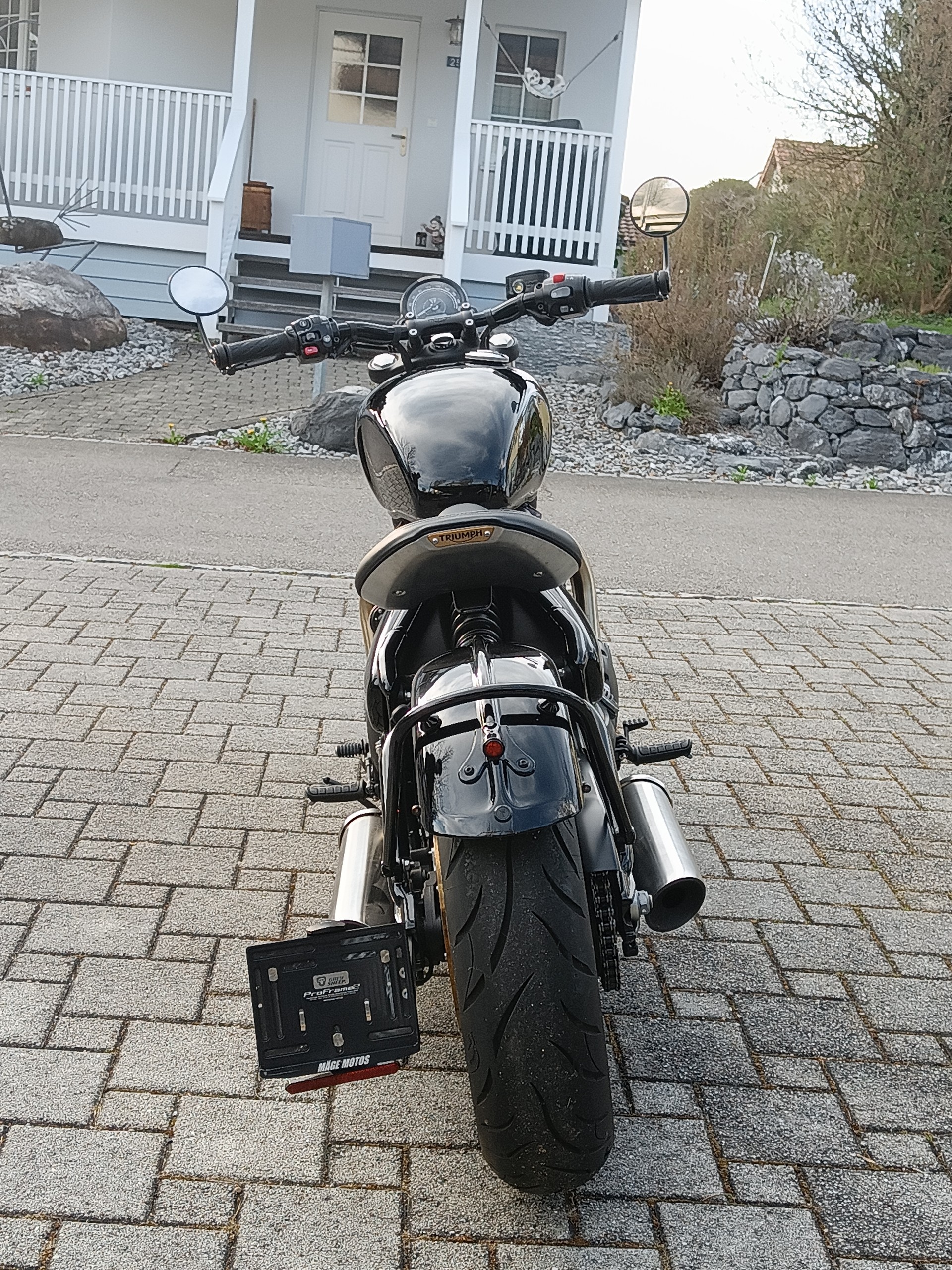TRIUMPH Bonneville 1200 Bobber-image-1