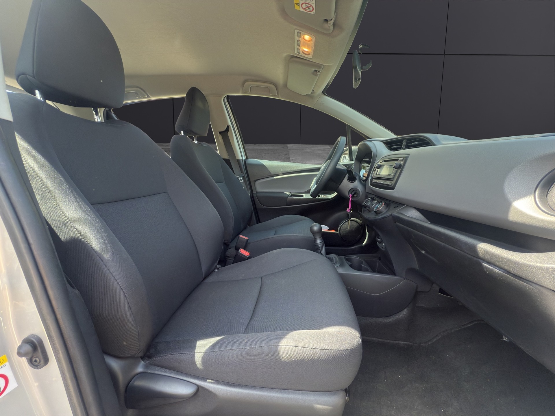 TOYOTA Yaris 1.0 Terra *Spezialpreis NUR für MAI!*-image-12