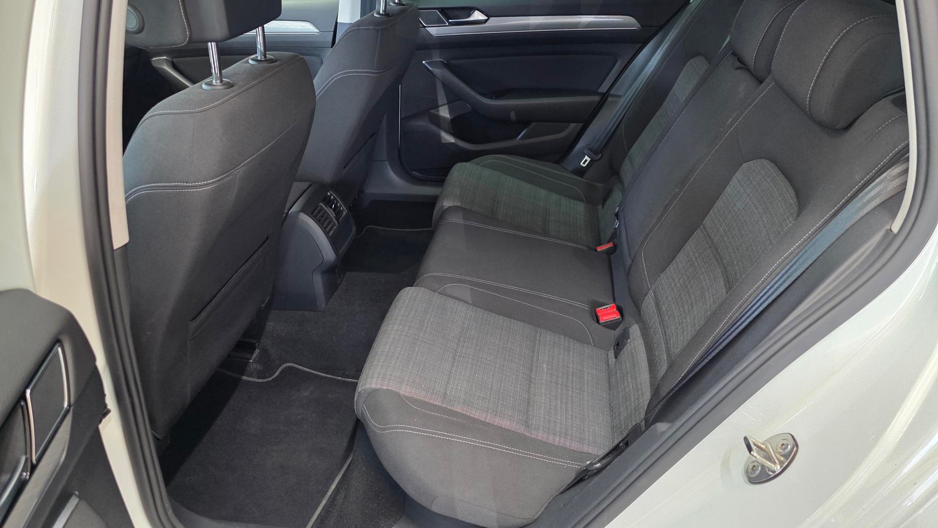 VW Passat 2.0 TDI BMT Business DSG-image-6