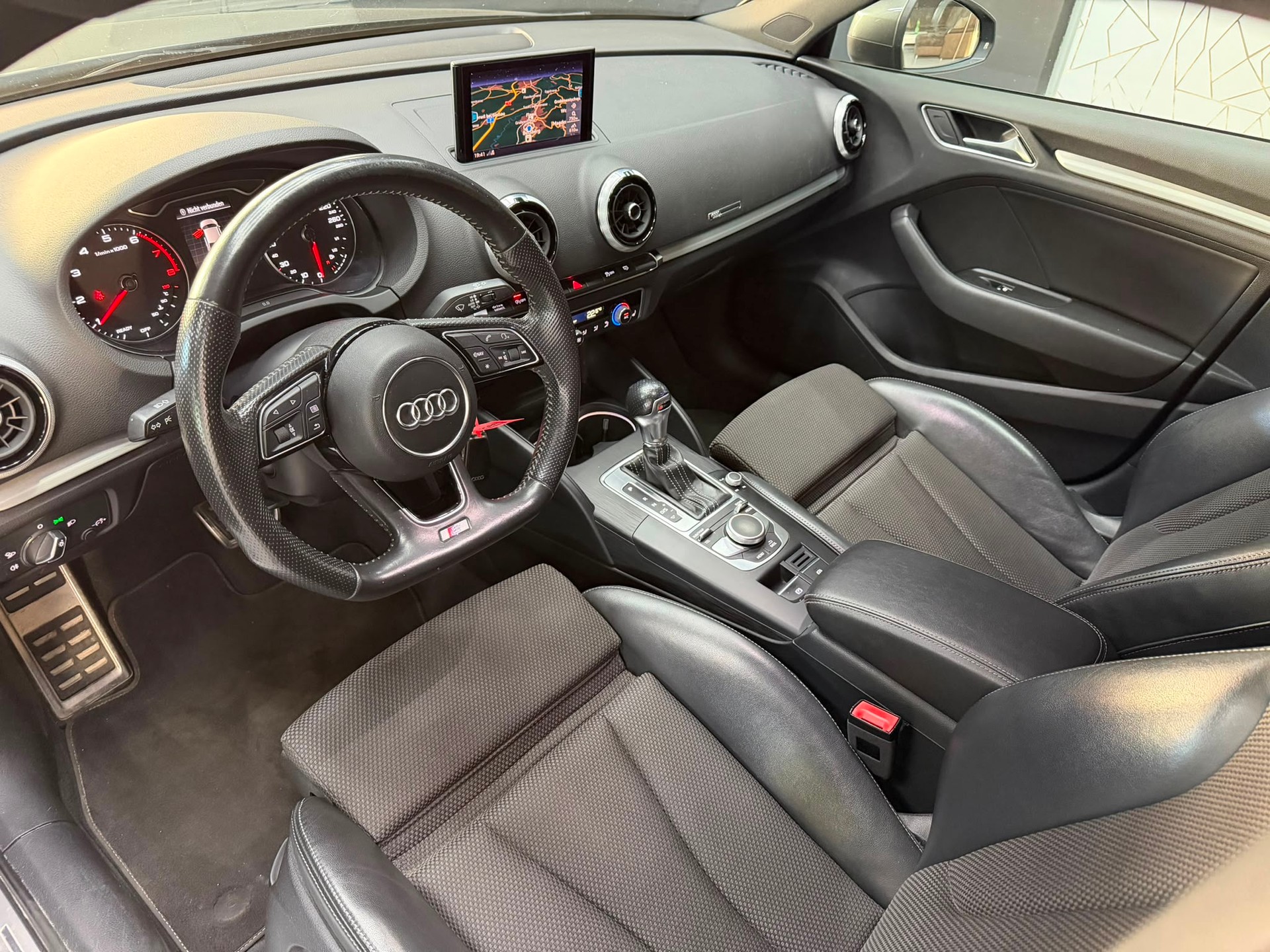 AUDI A3 Limousine 1.5 TFSI S-tronic S Line-image-5
