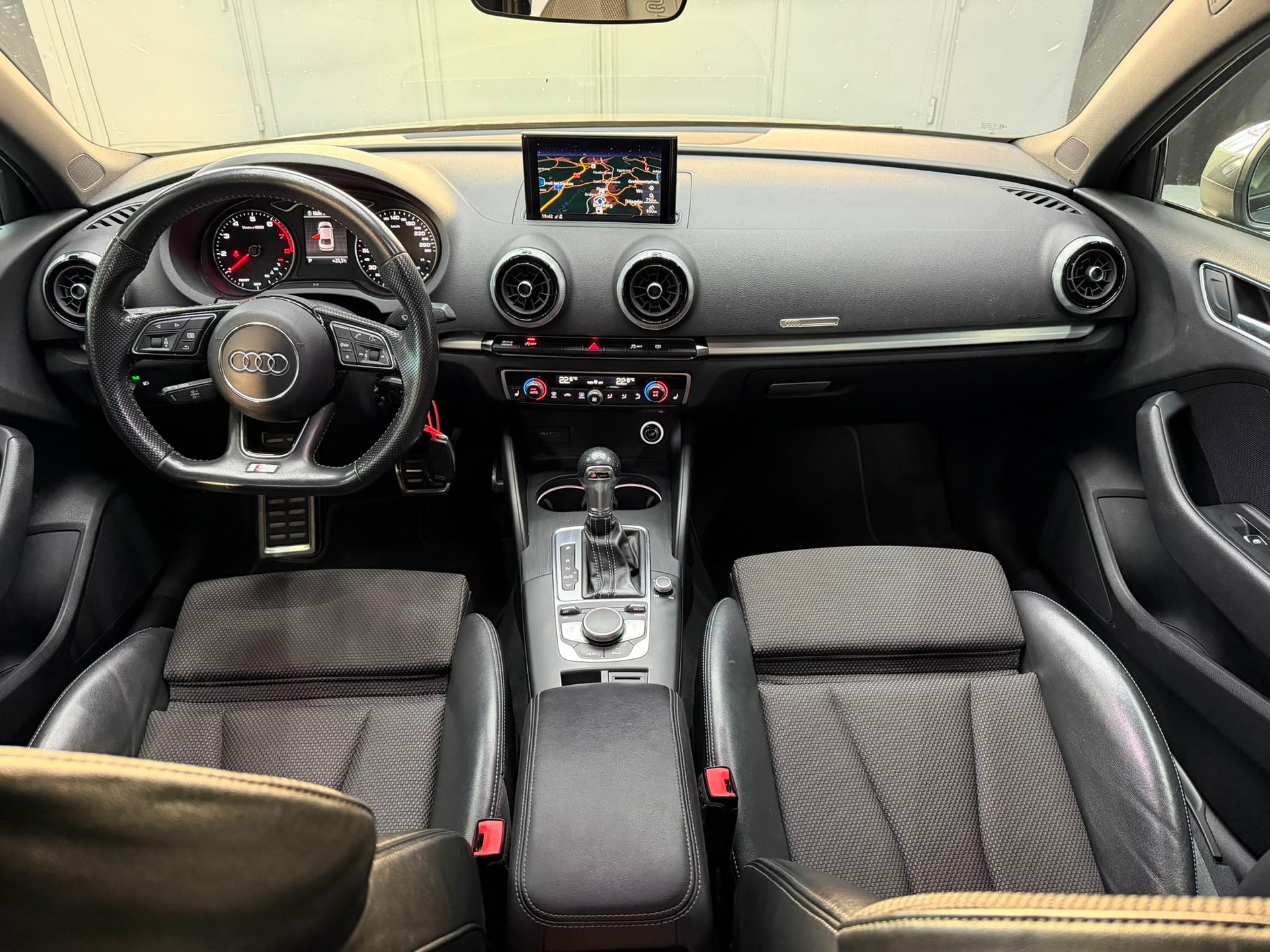 AUDI A3 Limousine 1.5 TFSI S-tronic S Line-image-4