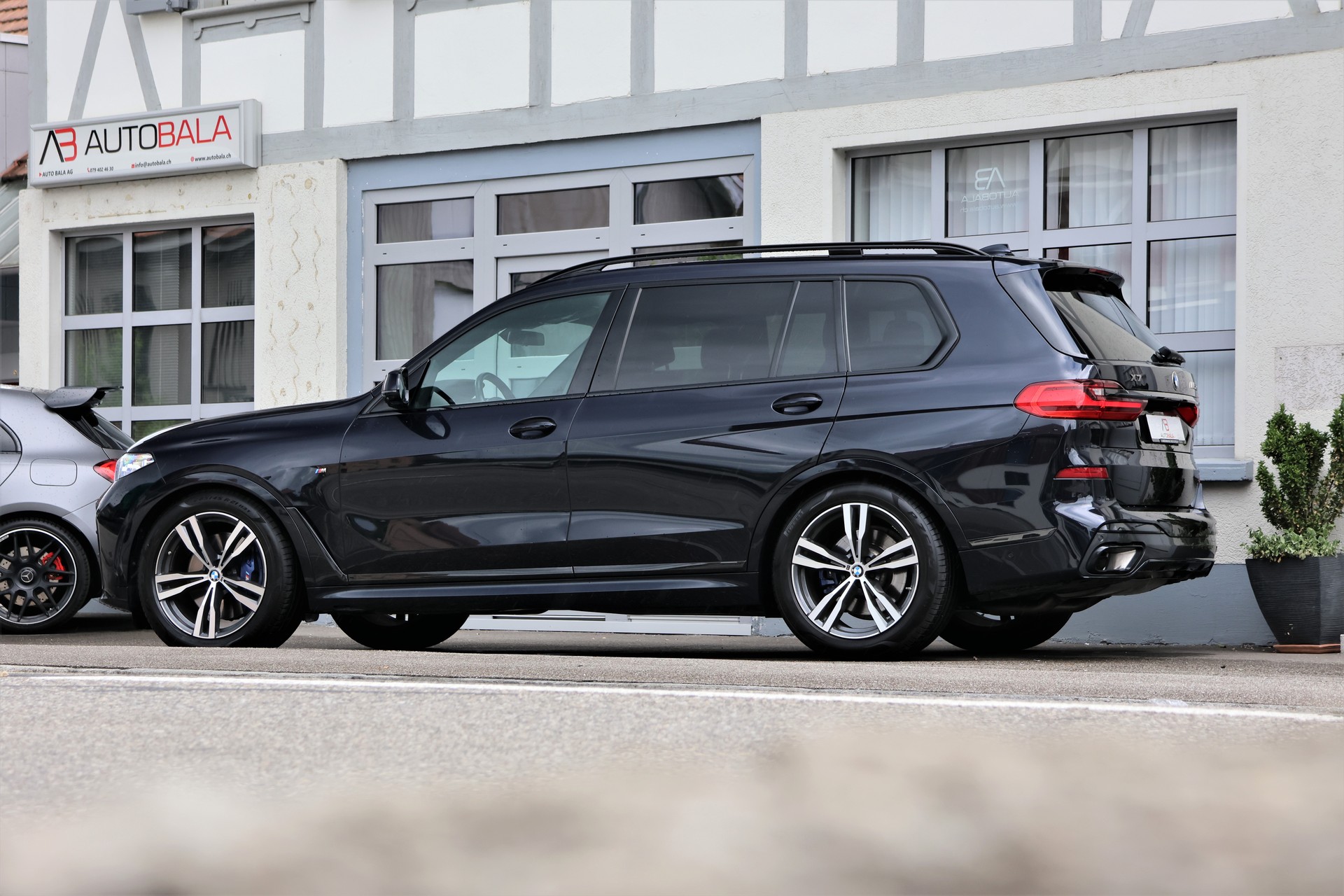 BMW X7 xDrive M50d Steptronic 7Plätzer + 3.5T AHK-showroom-element-3